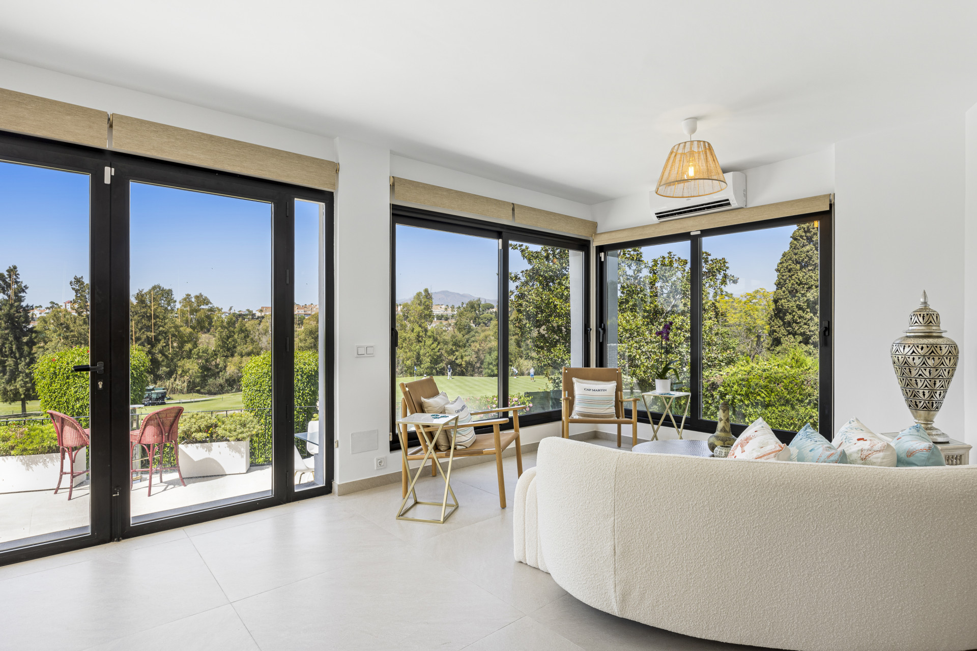 Toute nouvelle villa moderne et luxueuse, 4 chambres à coucher, située en première ligne de golf. à San Pedro de Alcantara