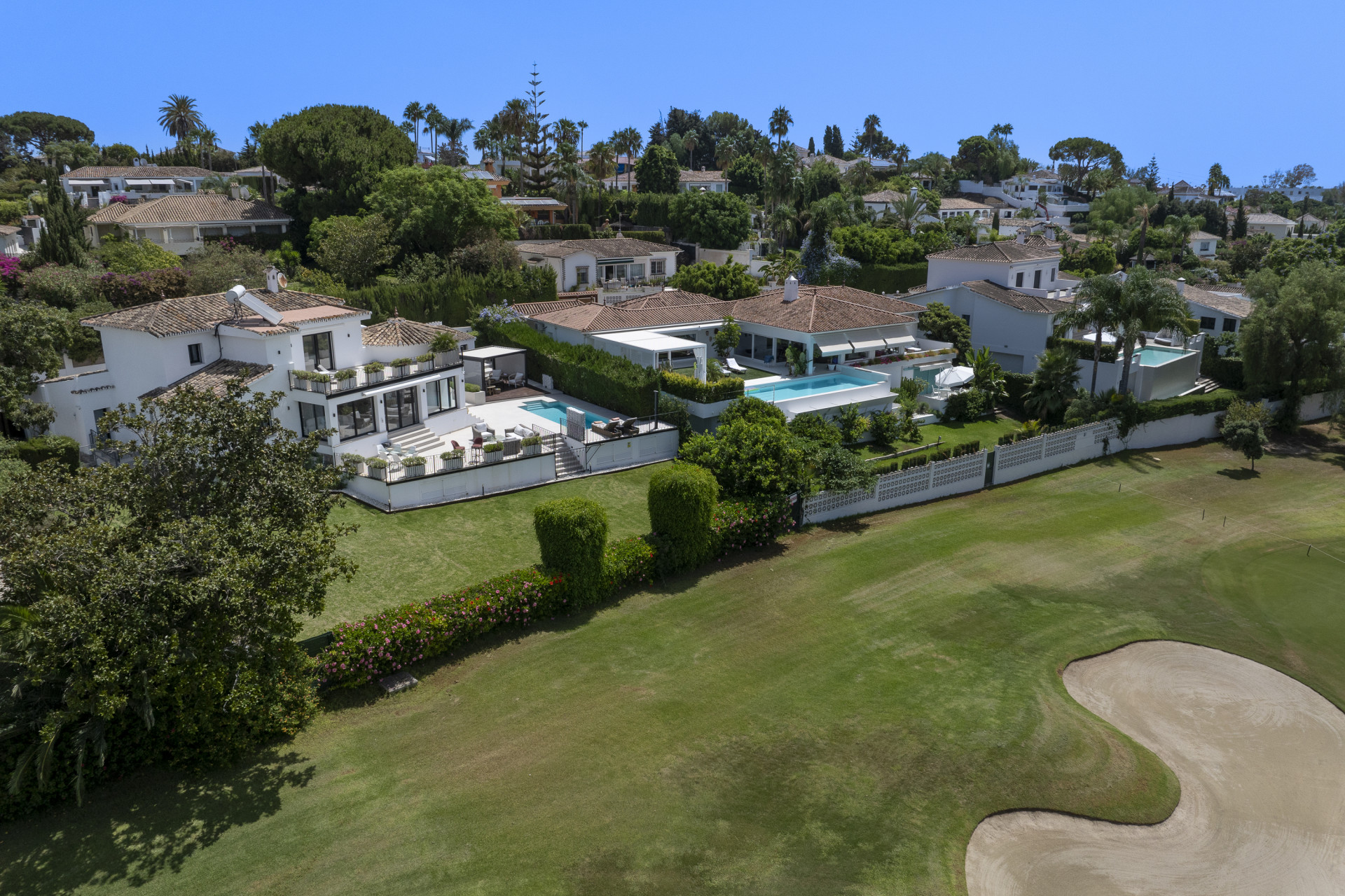 Toute nouvelle villa moderne et luxueuse, 4 chambres à coucher, située en première ligne de golf. à San Pedro de Alcantara