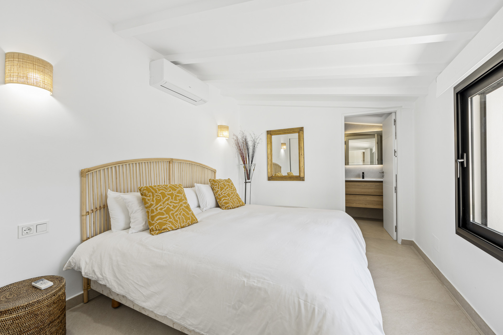 Toute nouvelle villa moderne et luxueuse, 4 chambres à coucher, située en première ligne de golf. à San Pedro de Alcantara