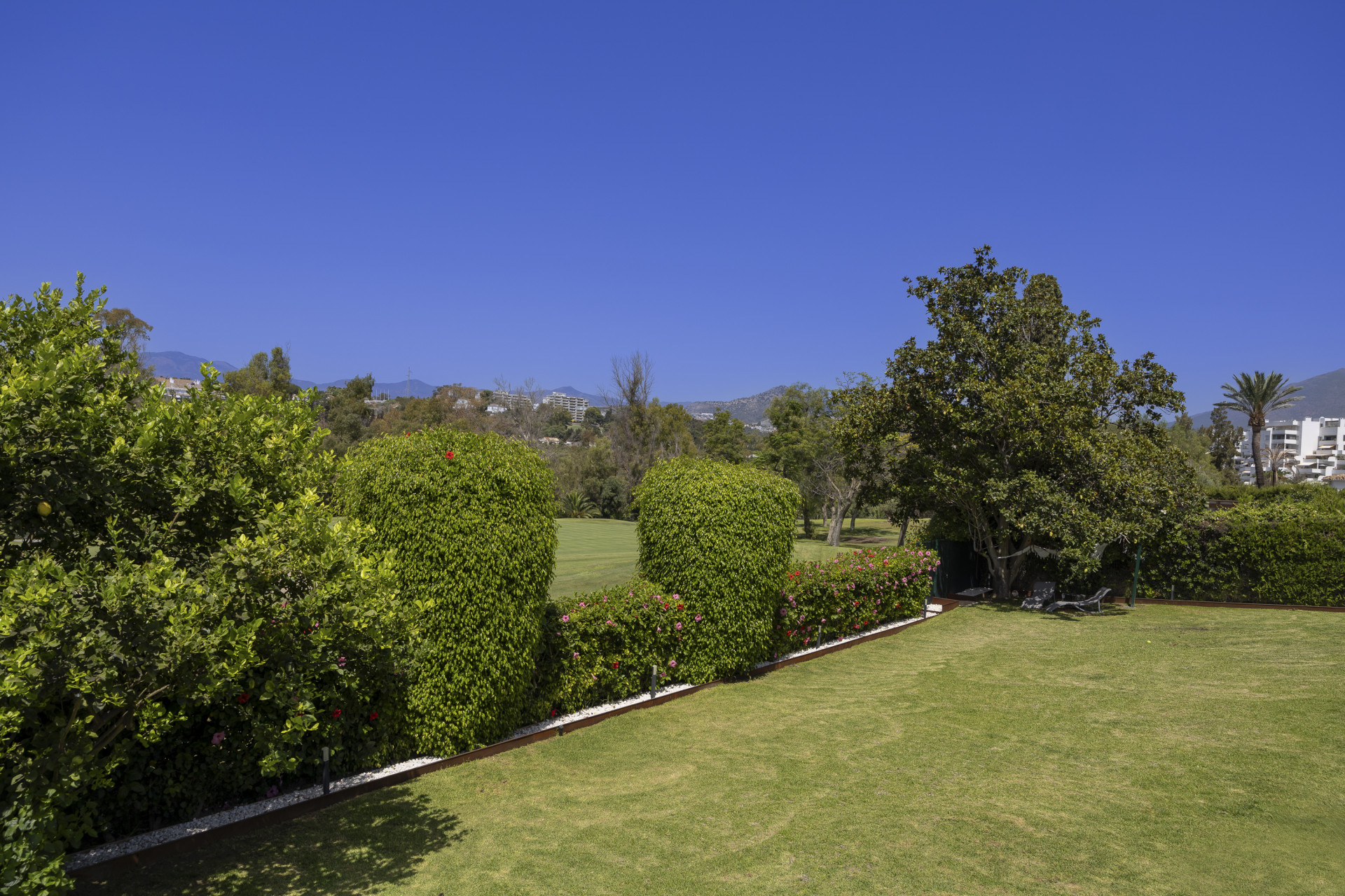 Toute nouvelle villa moderne et luxueuse, 4 chambres à coucher, située en première ligne de golf. à San Pedro de Alcantara