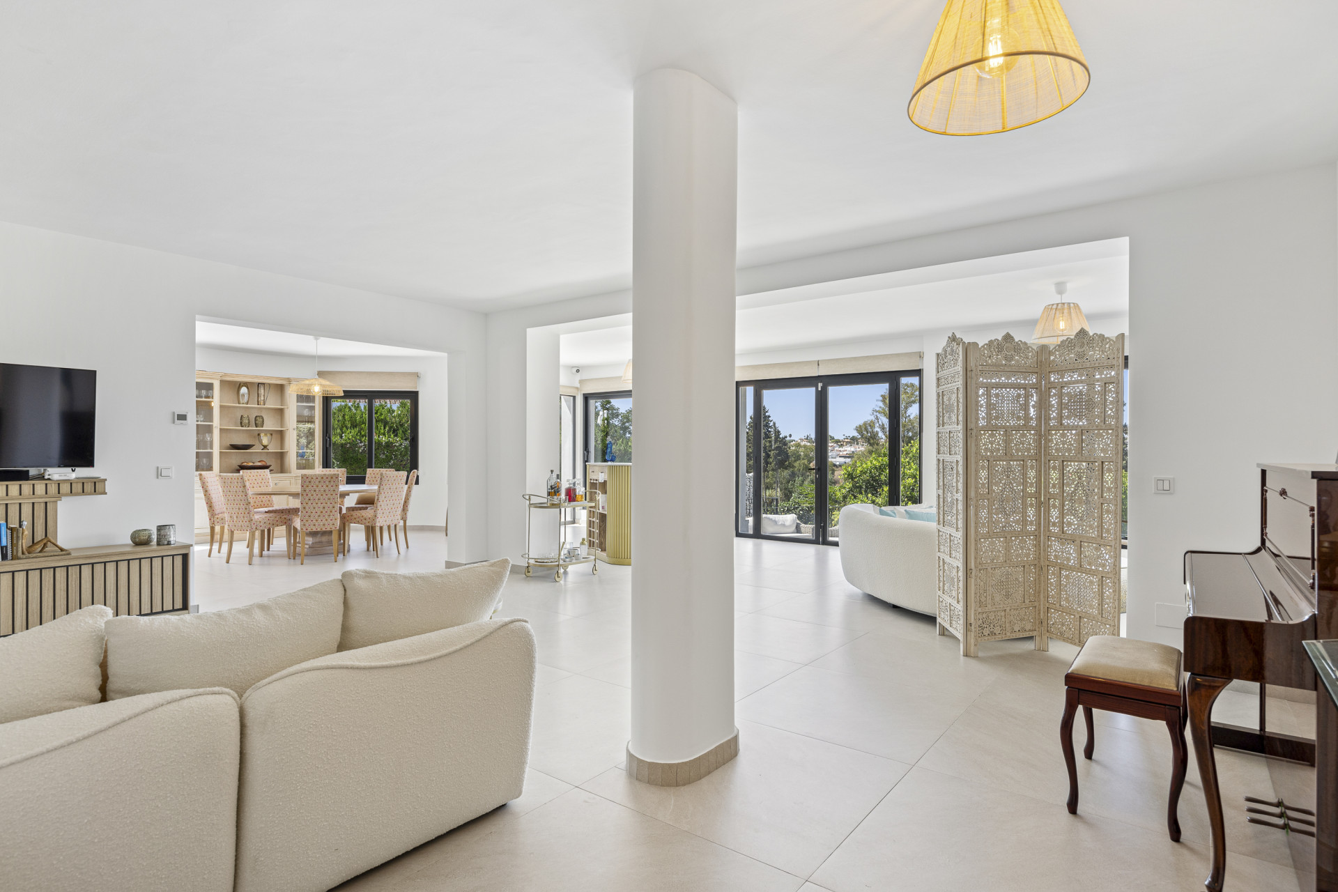 Toute nouvelle villa moderne et luxueuse, 4 chambres à coucher, située en première ligne de golf. à San Pedro de Alcantara