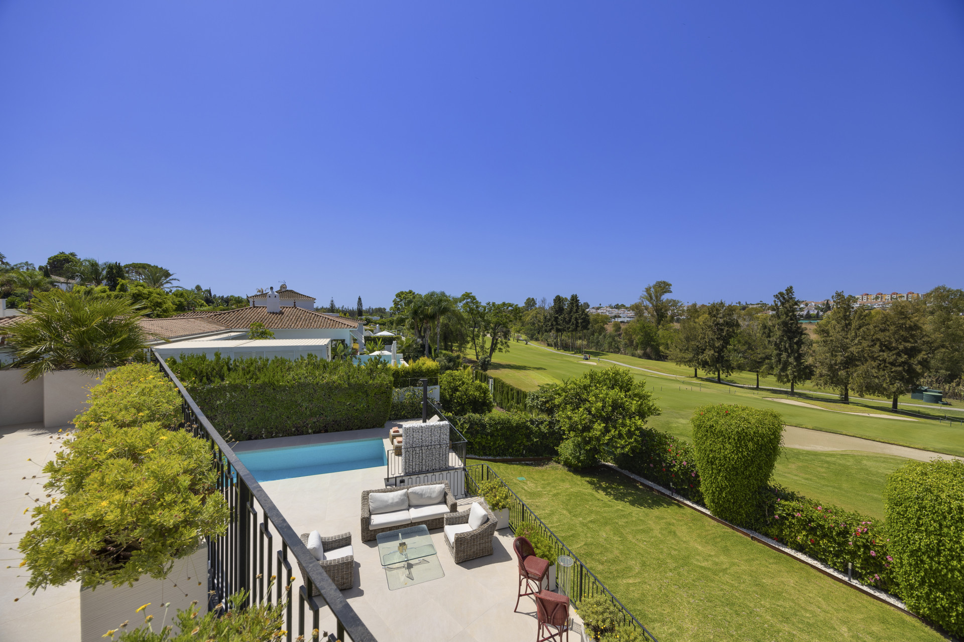 Toute nouvelle villa moderne et luxueuse, 4 chambres à coucher, située en première ligne de golf. à San Pedro de Alcantara