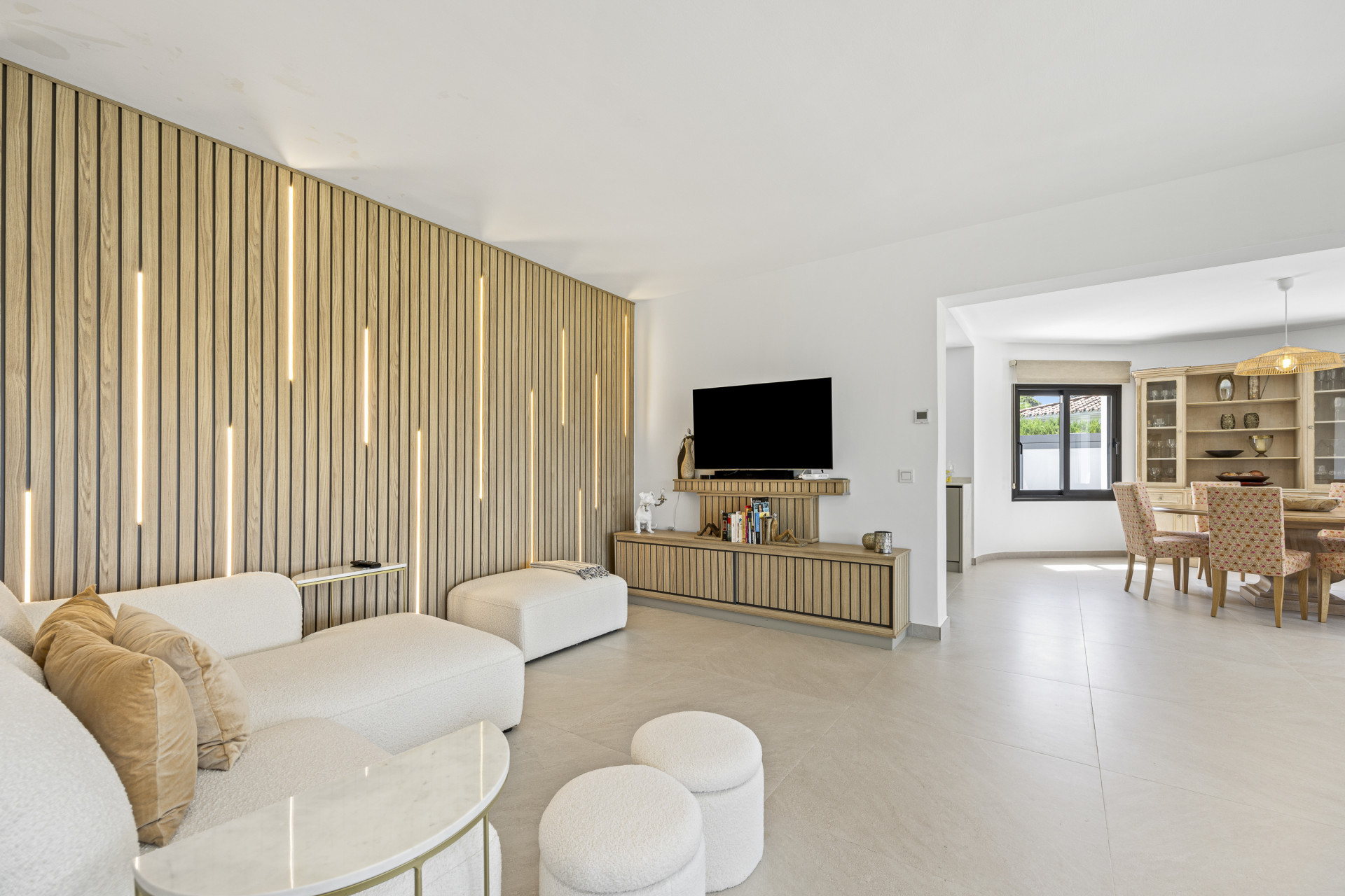 Toute nouvelle villa moderne et luxueuse, 4 chambres à coucher, située en première ligne de golf. à San Pedro de Alcantara