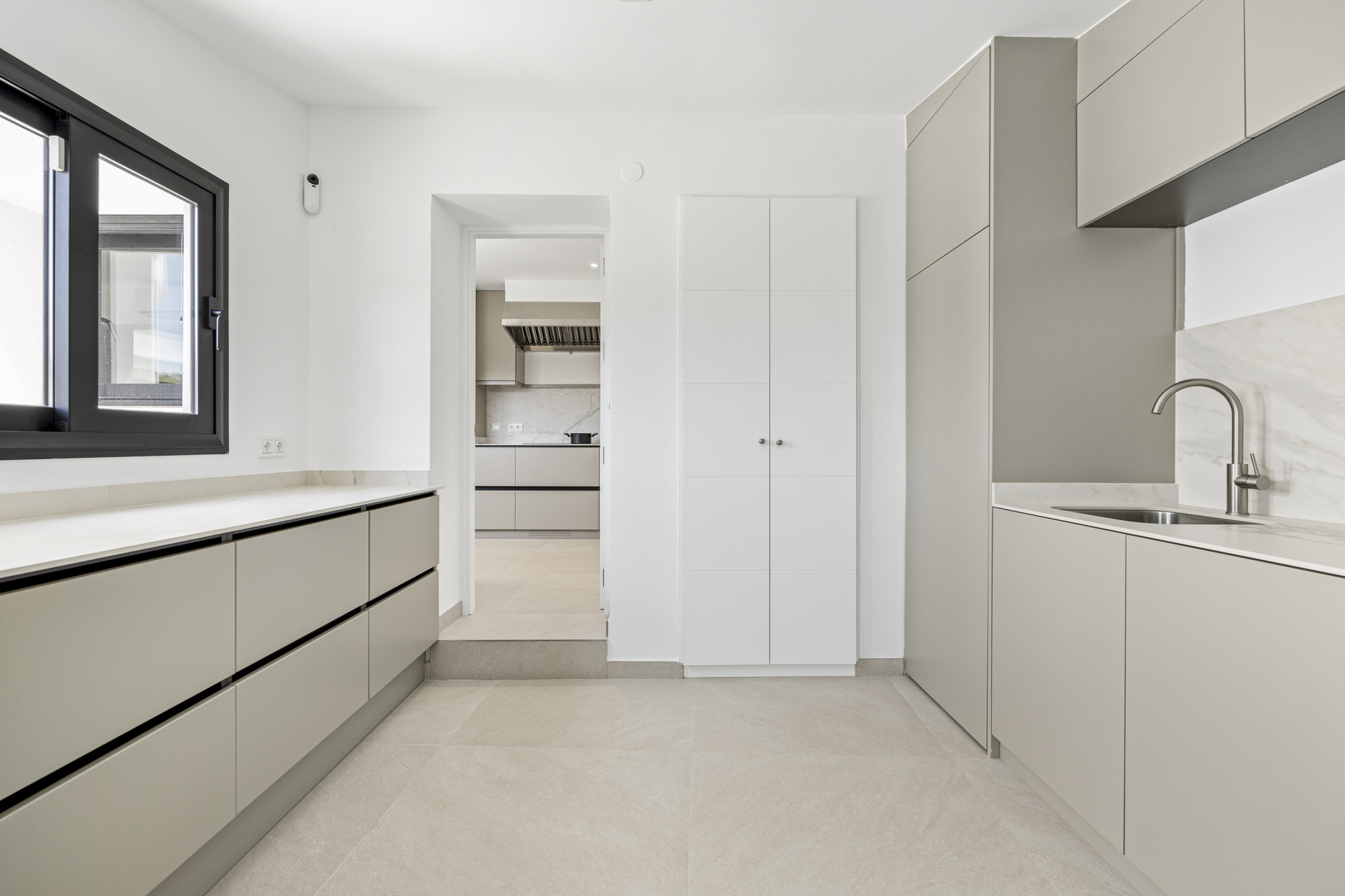 Toute nouvelle villa moderne et luxueuse, 4 chambres à coucher, située en première ligne de golf. à San Pedro de Alcantara