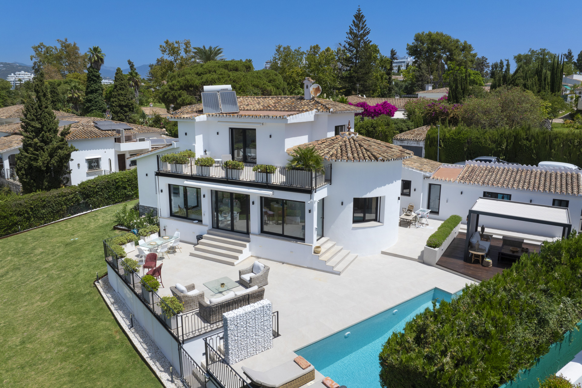 Toute nouvelle villa moderne et luxueuse, 4 chambres à coucher, située en première ligne de golf. à San Pedro de Alcantara