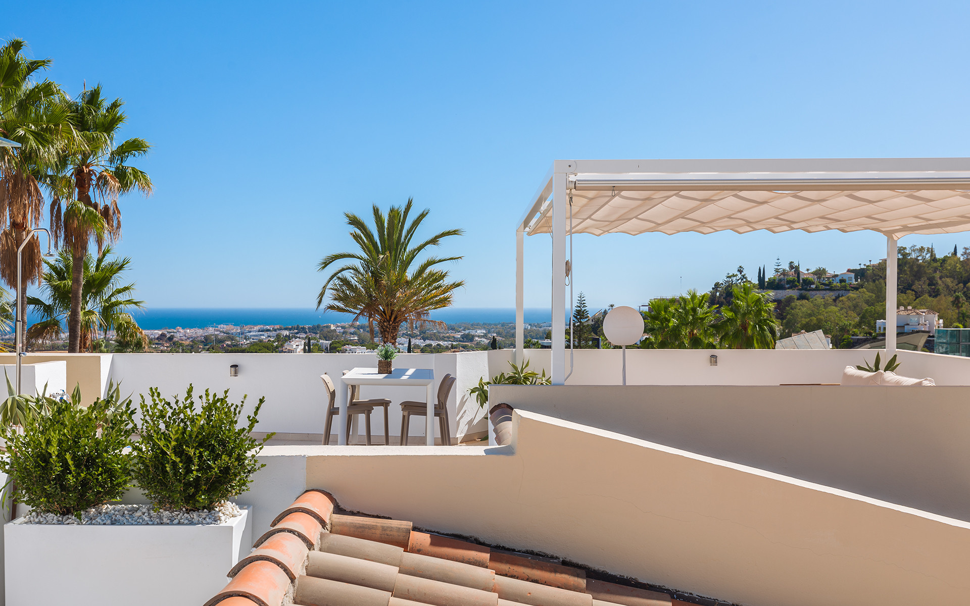 Eigentijds, volledig gerenoveerd herenhuis met solarium op het dak in La Quinta in Benahavis