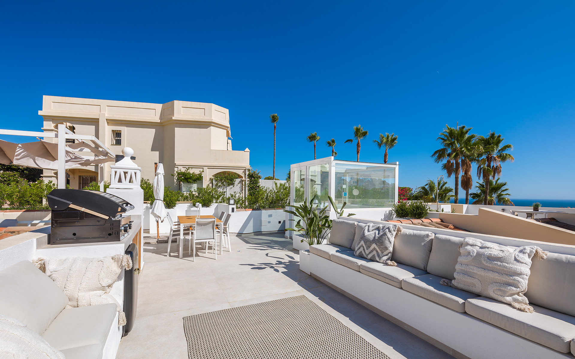 Eigentijds, volledig gerenoveerd herenhuis met solarium op het dak in La Quinta in Benahavis