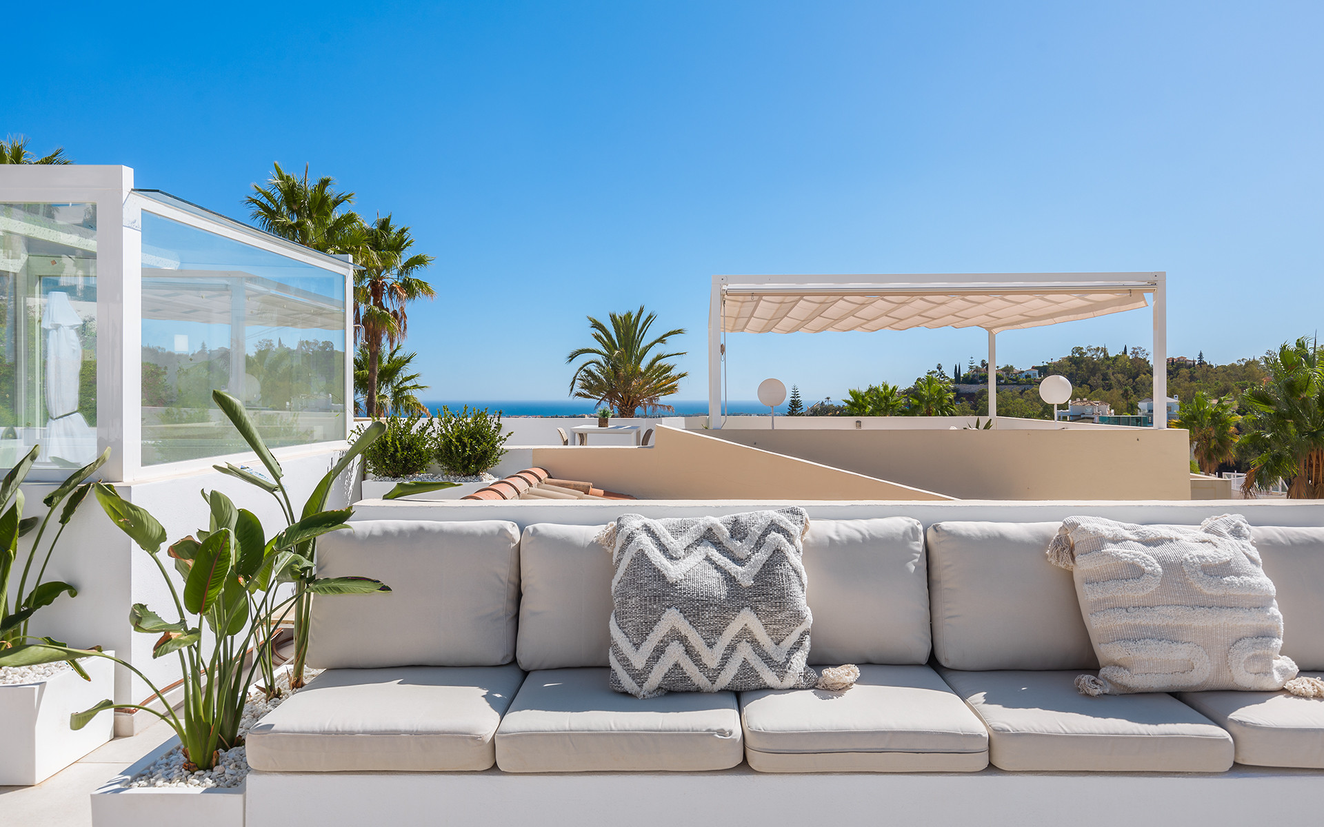 Eigentijds, volledig gerenoveerd herenhuis met solarium op het dak in La Quinta in Benahavis