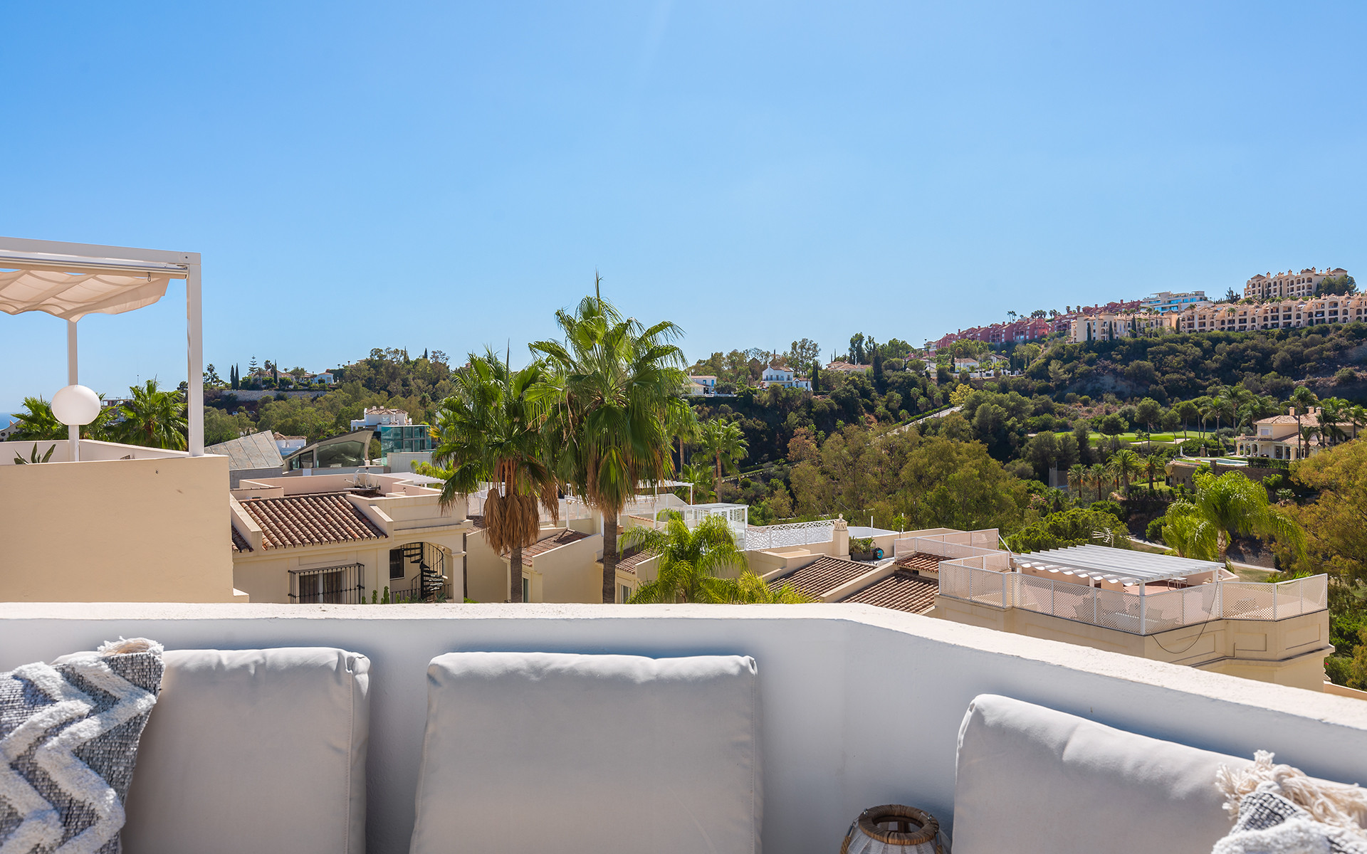 Adosado contemporáneo reformado con solarium en la azotea en La Quinta en Benahavis