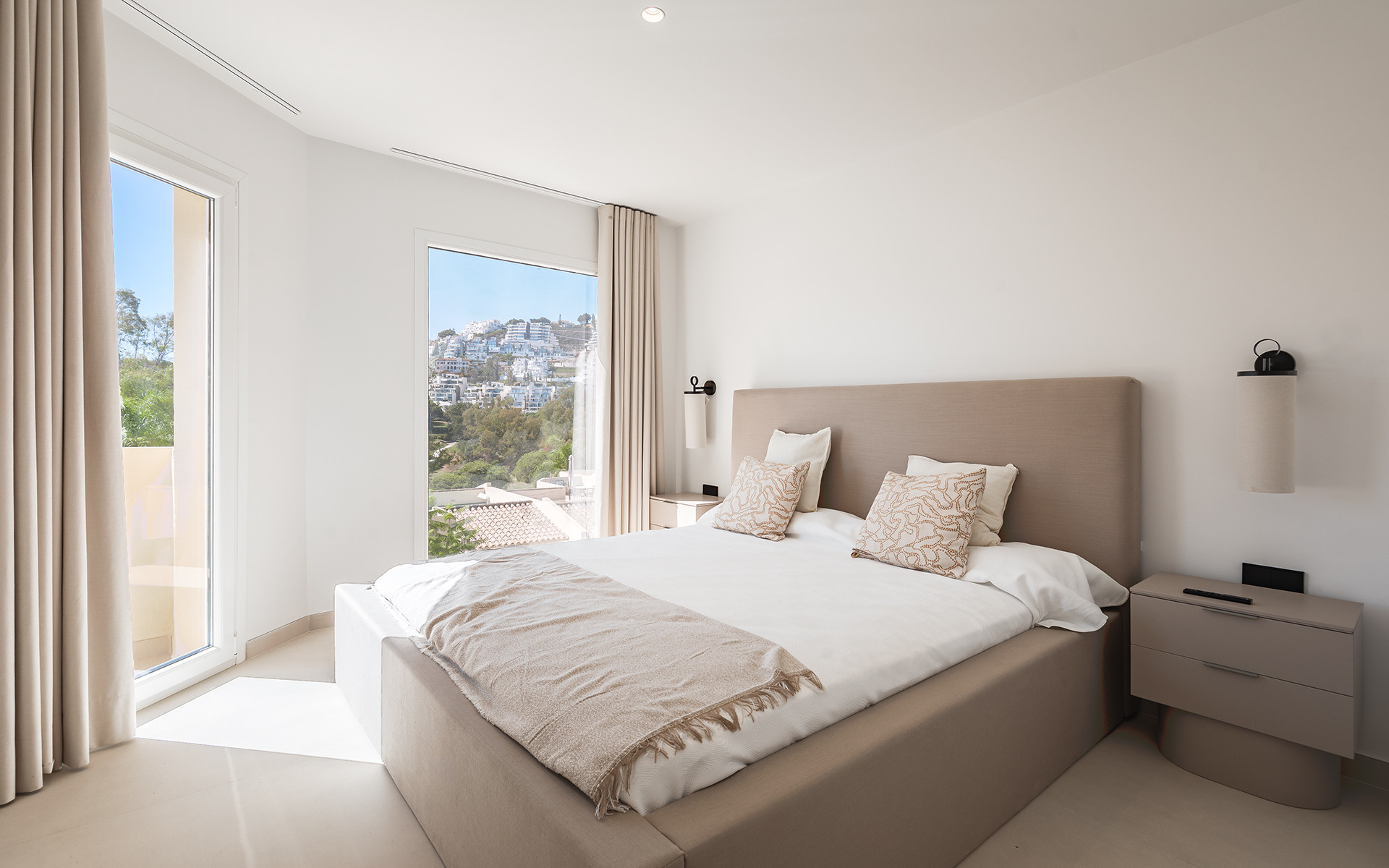 Maison contemporaine entièrement rénovée avec solarium sur le toit à La Quinta à Benahavis