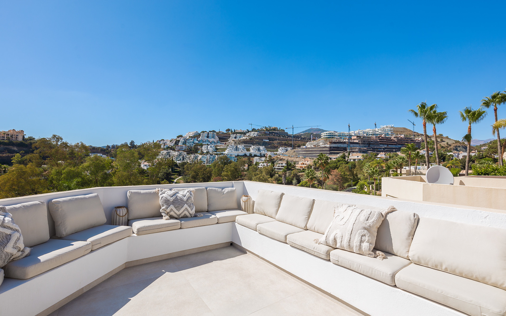 Contemporary fully renovated townhouse with rooftop solarium in La Quinta in Benahavis