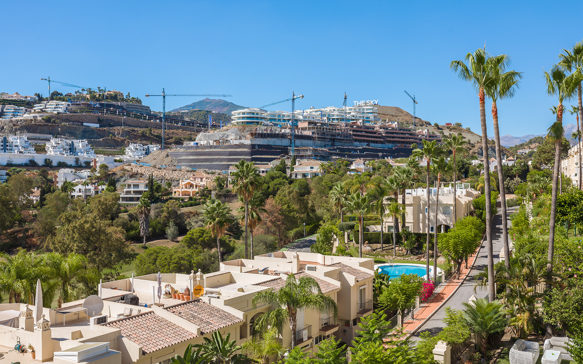 Contemporary fully renovated townhouse with rooftop solarium in La Quinta in Benahavis