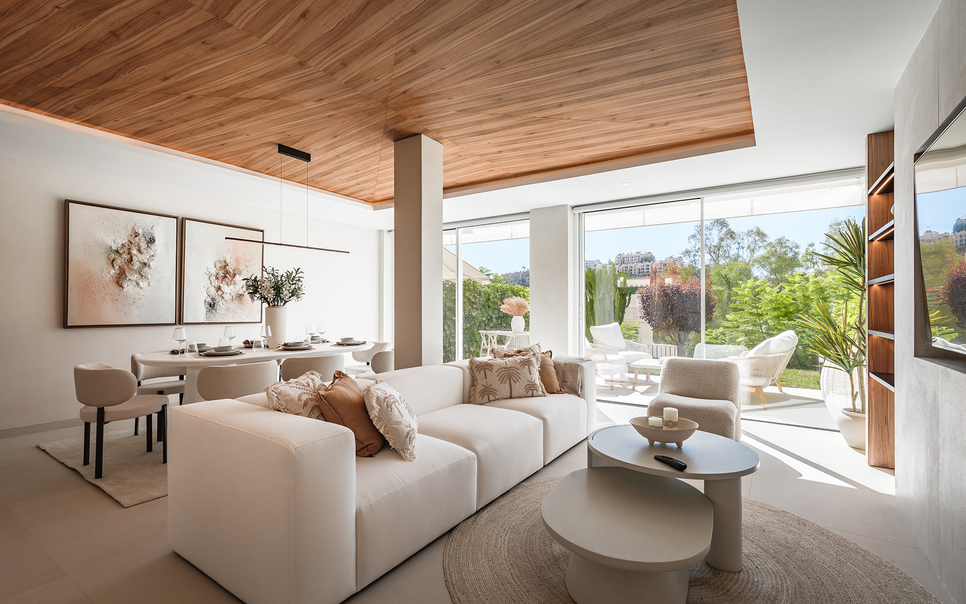 Eigentijds, volledig gerenoveerd herenhuis met solarium op het dak in La Quinta in Benahavis