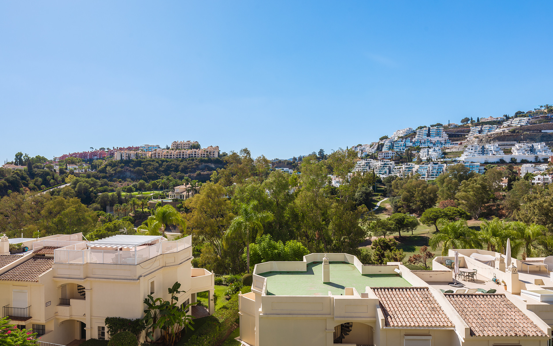 Contemporary fully renovated townhouse with rooftop solarium in La Quinta in Benahavis