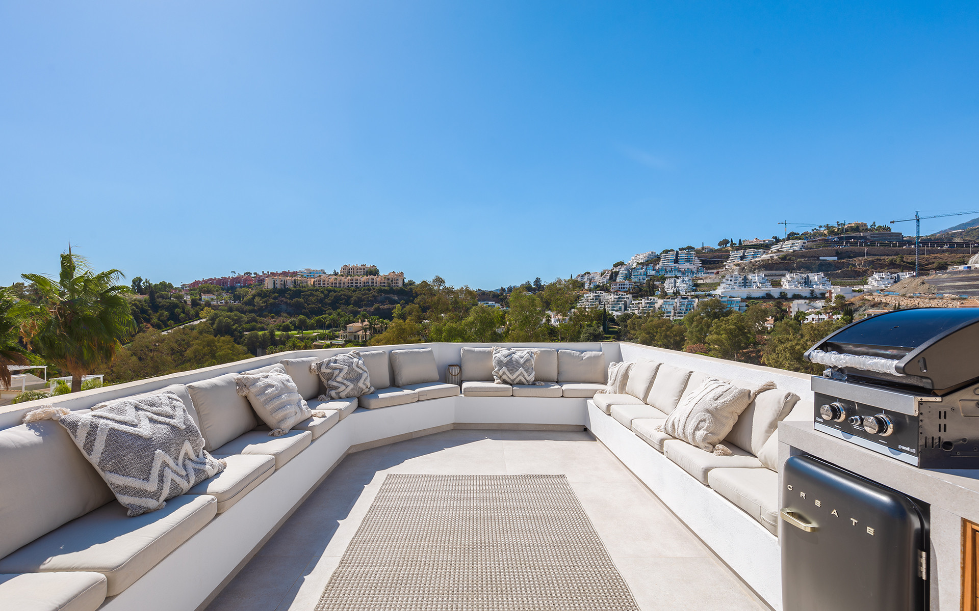 Contemporary fully renovated townhouse with rooftop solarium in La Quinta in Benahavis