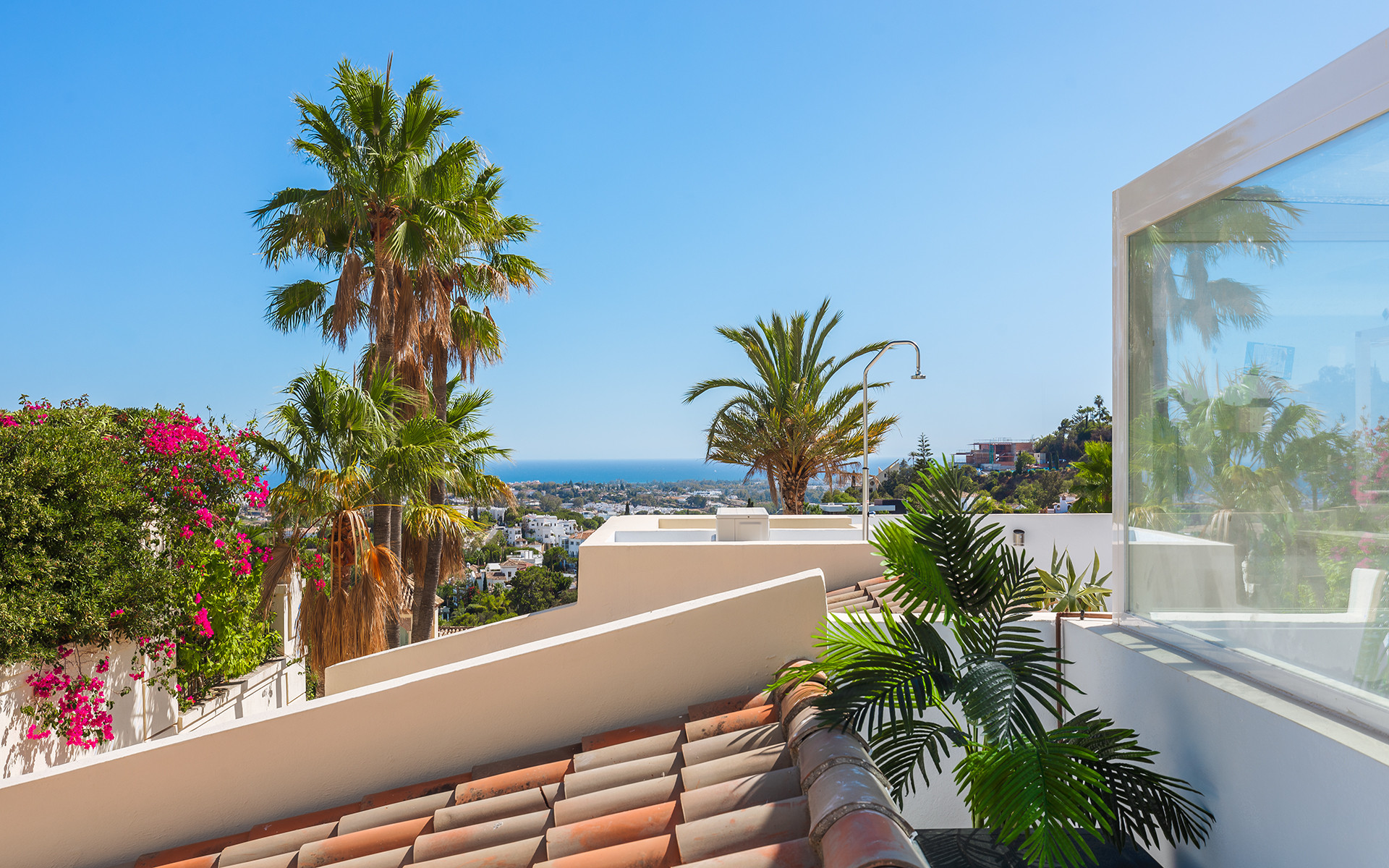 Adosado contemporáneo reformado con solarium en la azotea en La Quinta en Benahavis