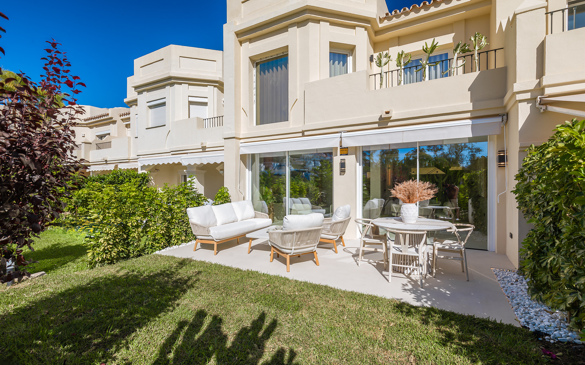 Contemporary fully renovated townhouse with rooftop solarium in La Quinta in Benahavis