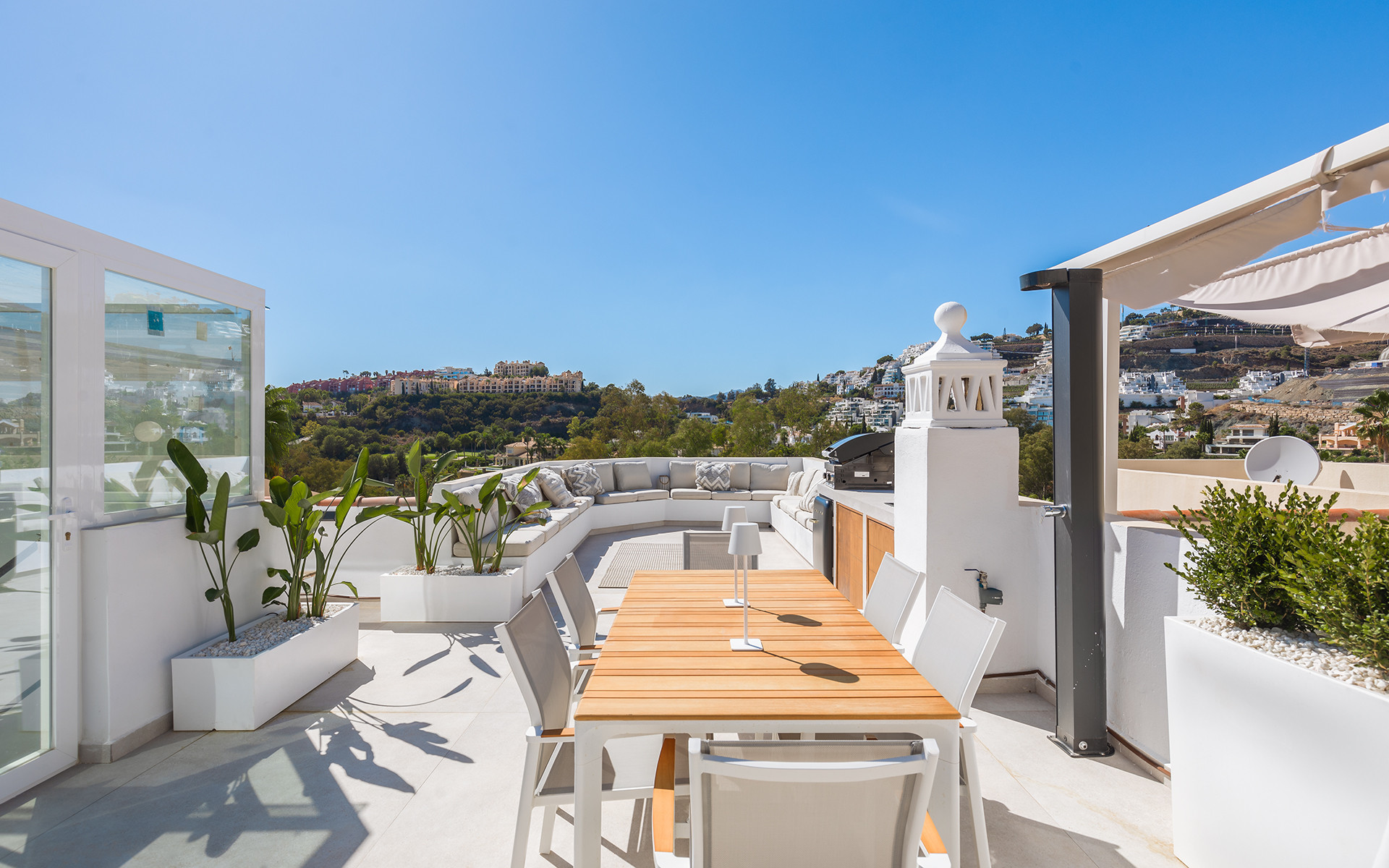 Eigentijds, volledig gerenoveerd herenhuis met solarium op het dak in La Quinta in Benahavis