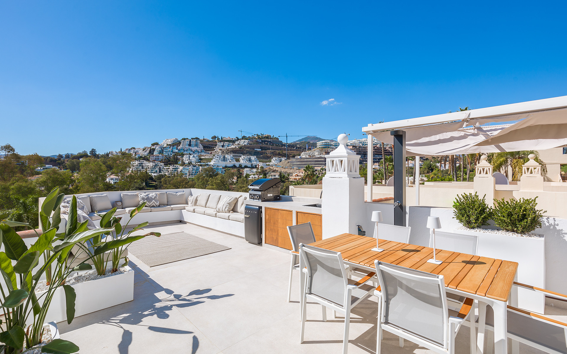 Adosado contemporáneo reformado con solarium en la azotea en La Quinta en Benahavis