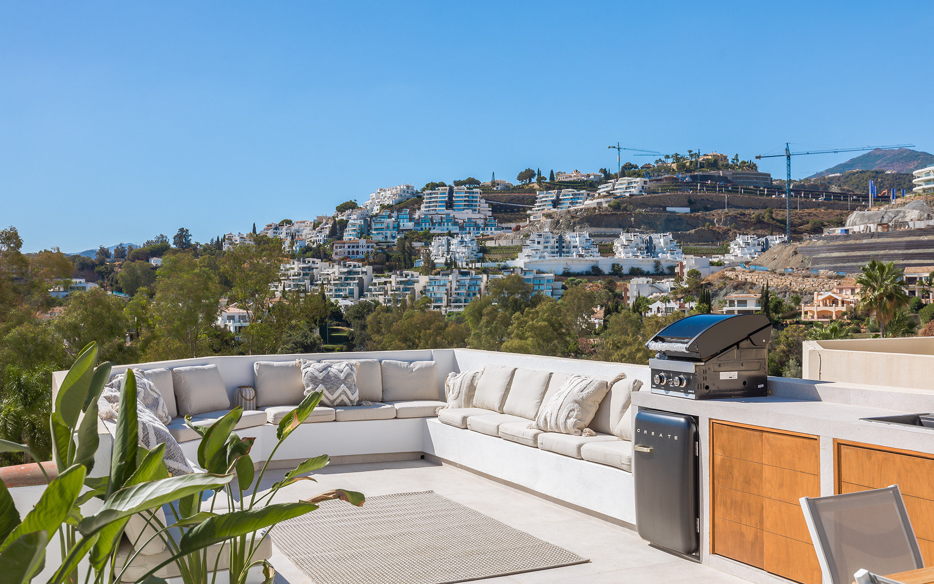 Contemporary fully renovated townhouse with rooftop solarium in La Quinta in Benahavis