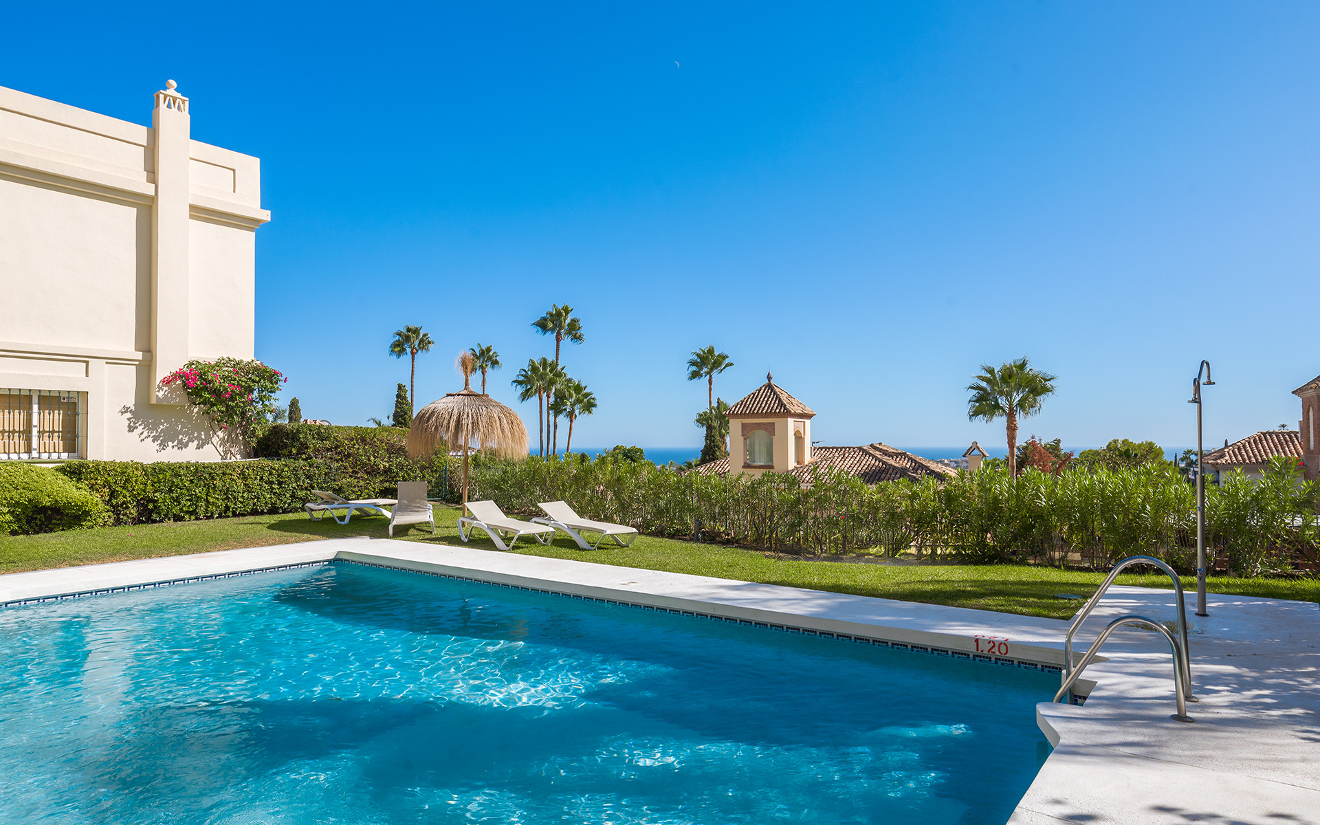 Eigentijds, volledig gerenoveerd herenhuis met solarium op het dak in La Quinta in Benahavis