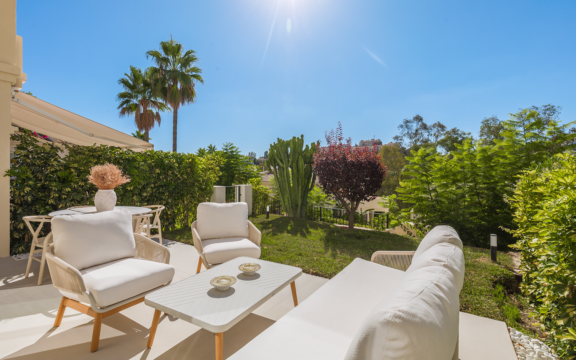 Adosado contemporáneo reformado con solarium en la azotea en La Quinta en Benahavis