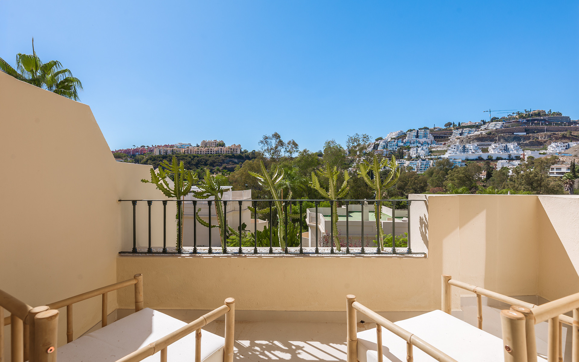 Contemporary fully renovated townhouse with rooftop solarium in La Quinta in Benahavis