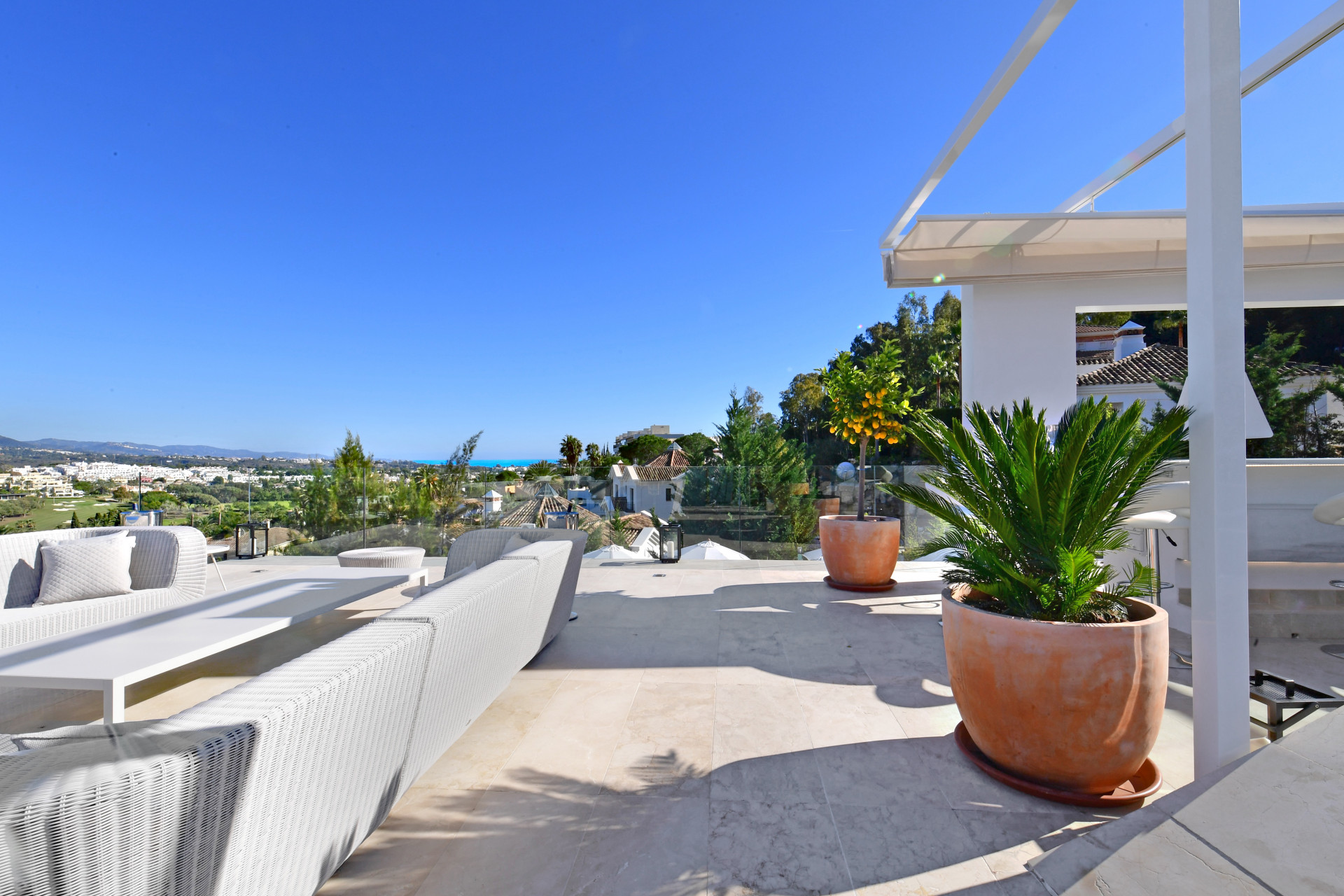 Villa rénovée avec vue sur la mer et les montagnes, située à proximité de Los Naranjos à Nueva Andalucia