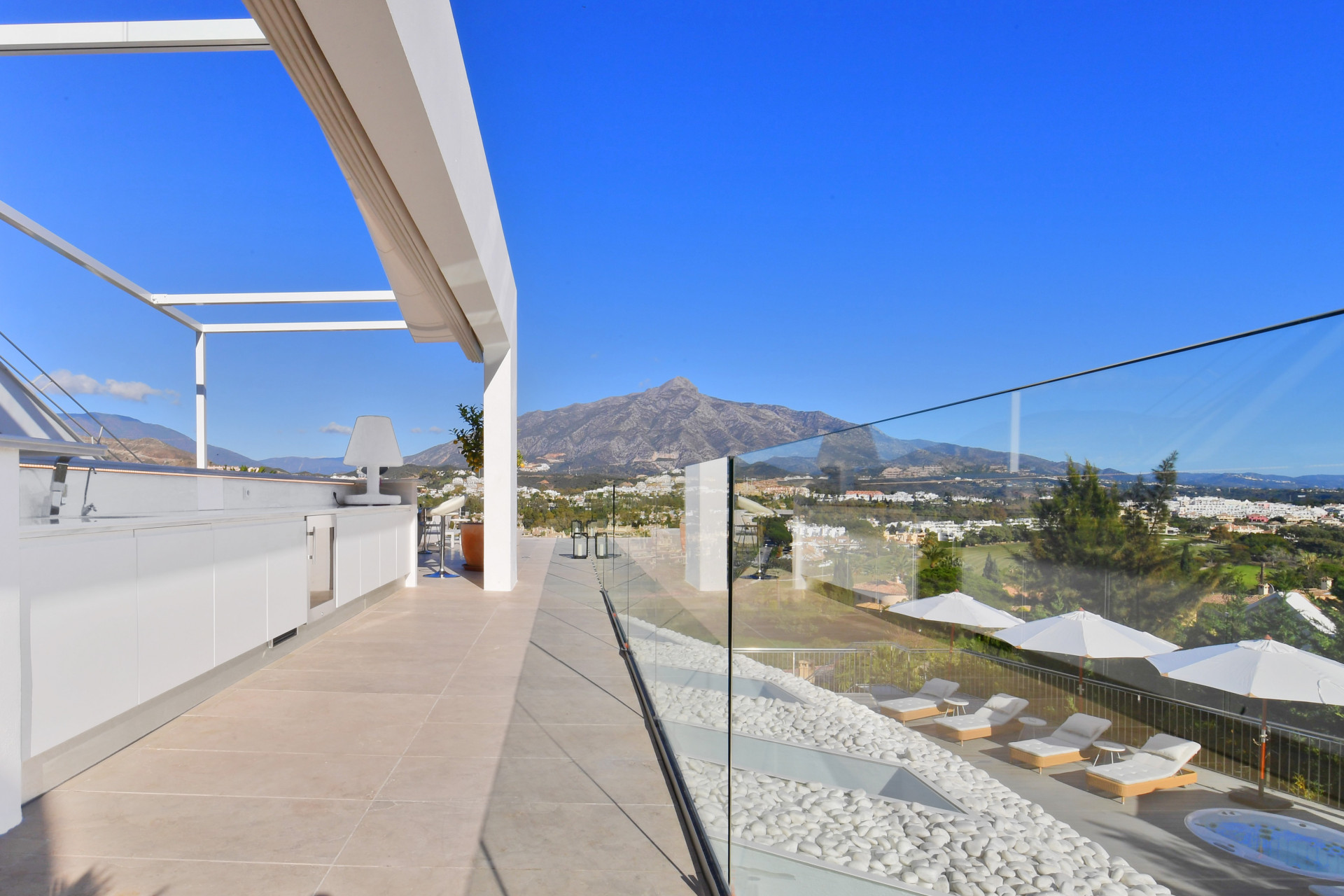 Villa rénovée avec vue sur la mer et les montagnes, située à proximité de Los Naranjos à Nueva Andalucia