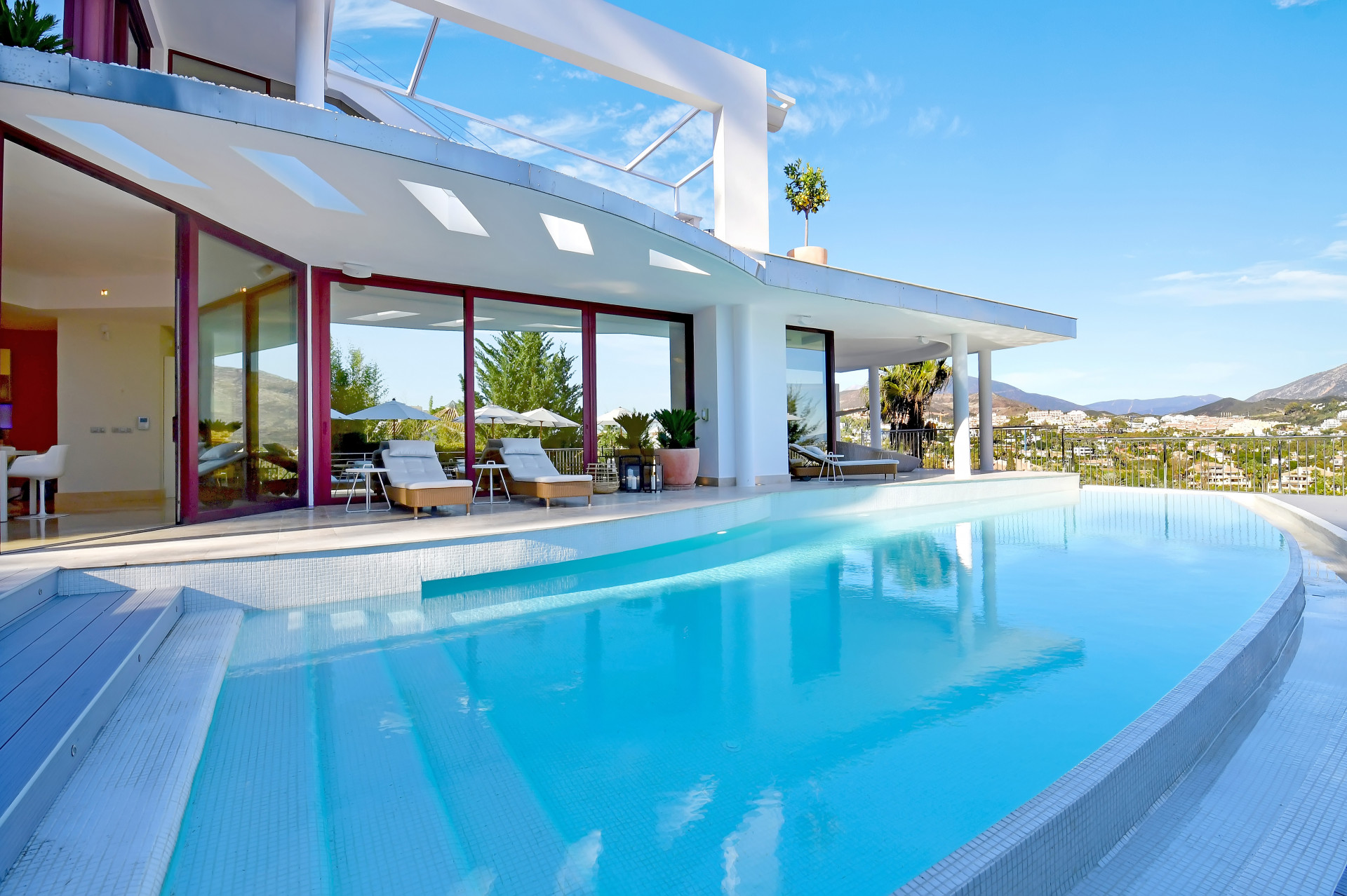 Villa rénovée avec vue sur la mer et les montagnes, située à proximité de Los Naranjos à Nueva Andalucia