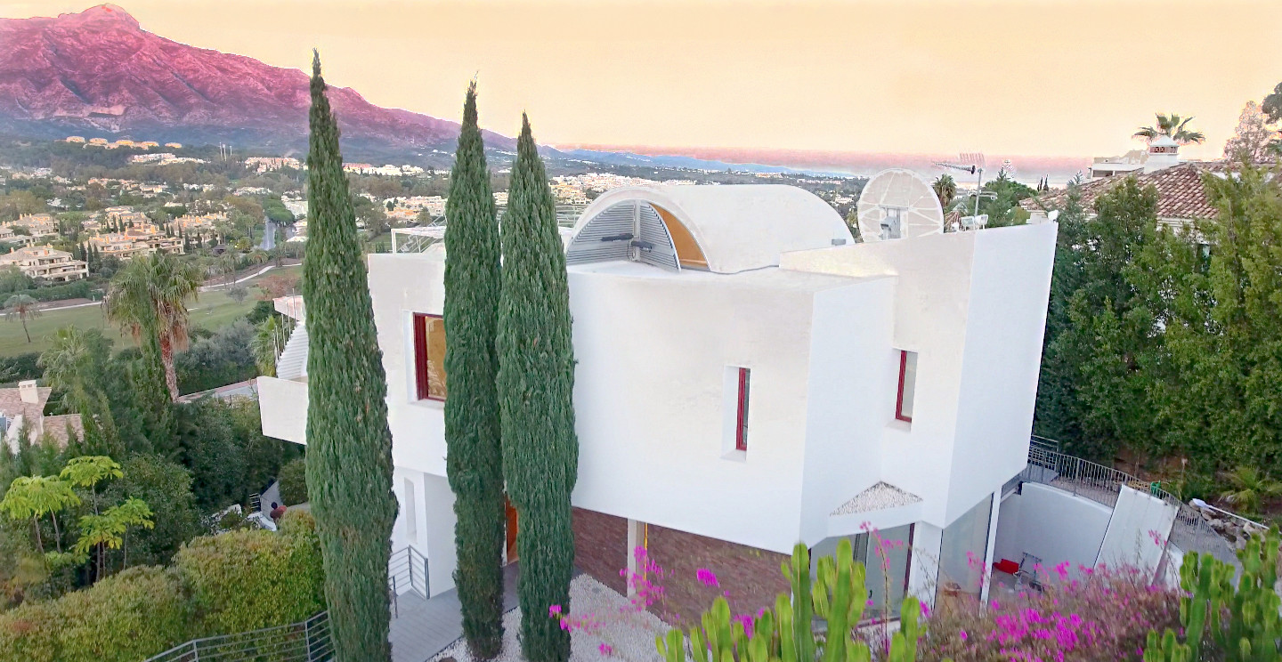 Villa rénovée avec vue sur la mer et les montagnes, située à proximité de Los Naranjos à Nueva Andalucia