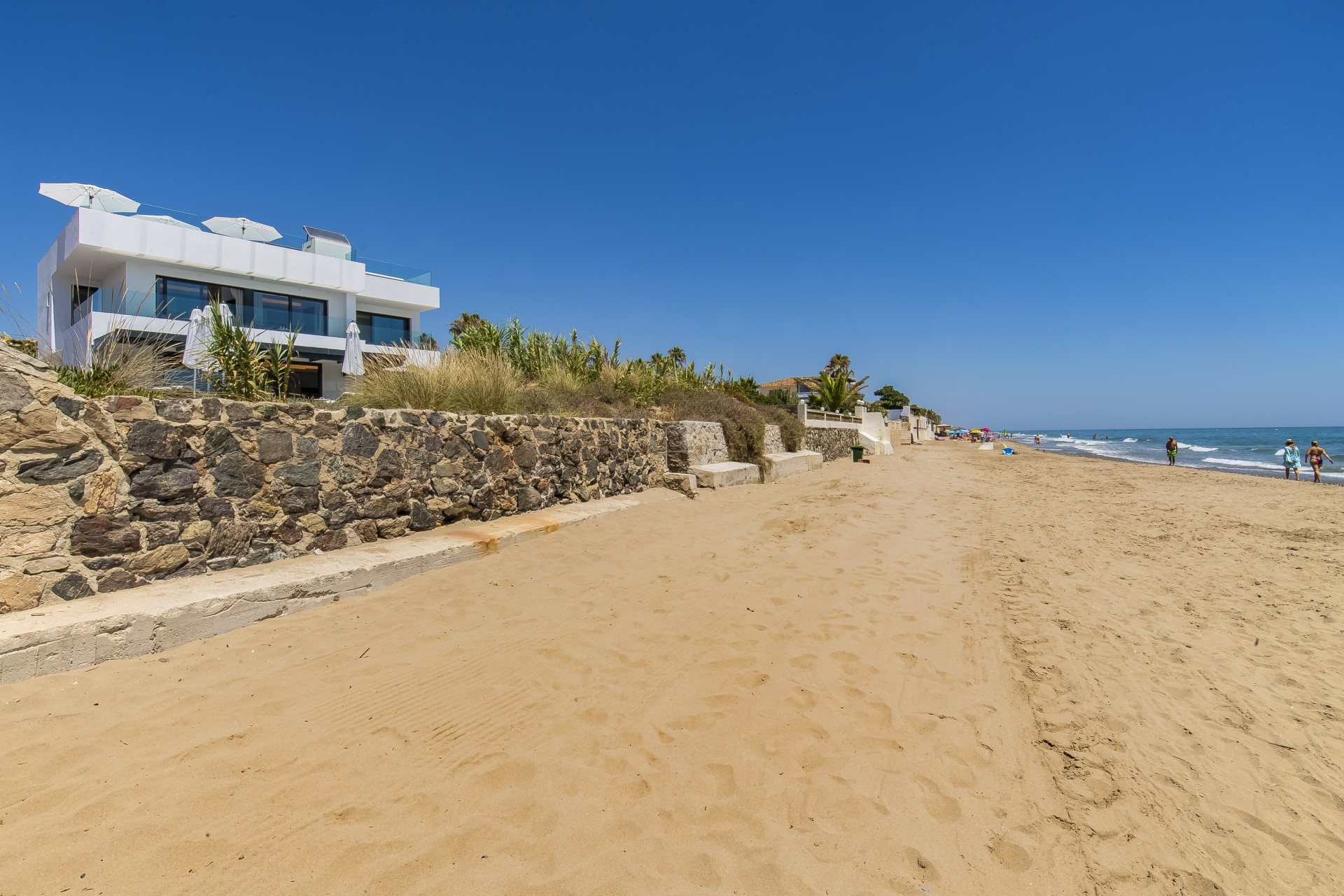 Spectacular villa with direct access to one of the best beaches in Marbella in Marbella Este