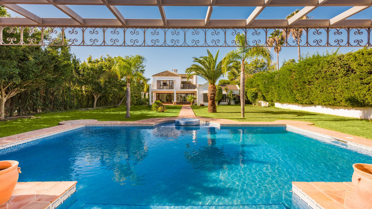 Elegant cortijo-style villa situated a short walking distance to the beach in Guadalmina Baja in San Pedro de Alcantara