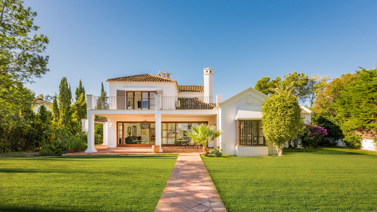 Elegant cortijo-style villa situated a short walking distance to the beach in Guadalmina Baja in San Pedro de Alcantara