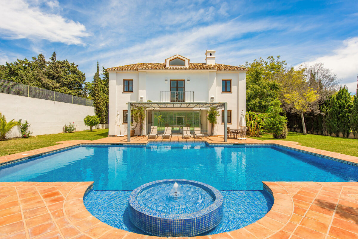 Elegant cortijo-style villa situated a short walking distance to the beach in Guadalmina Baja in San Pedro de Alcantara