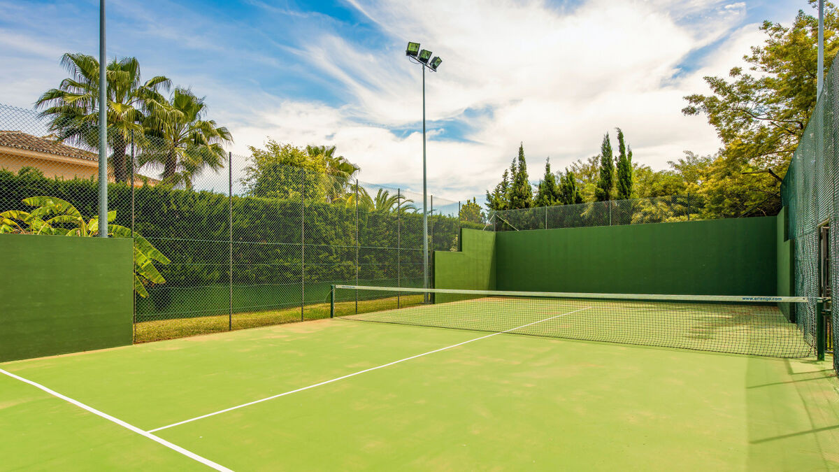 Elegant cortijo-style villa situated a short walking distance to the beach in Guadalmina Baja in San Pedro de Alcantara