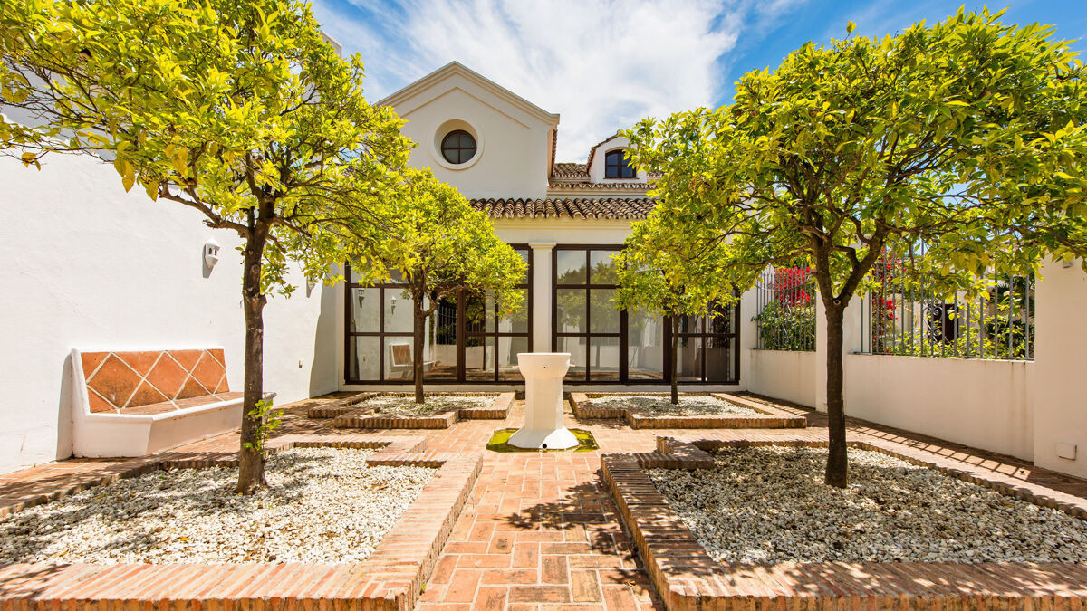 Elegant cortijo-style villa situated a short walking distance to the beach in Guadalmina Baja in San Pedro de Alcantara