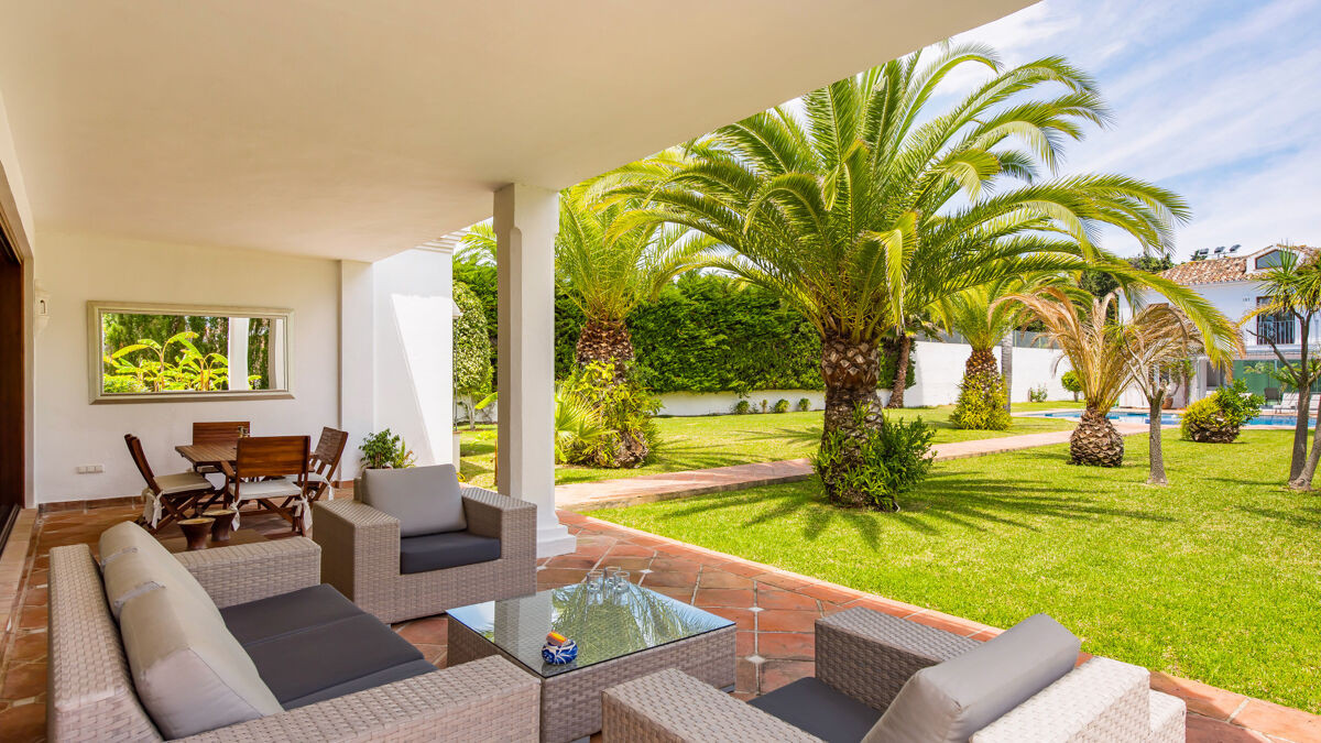 Elegant cortijo-style villa situated a short walking distance to the beach in Guadalmina Baja in San Pedro de Alcantara