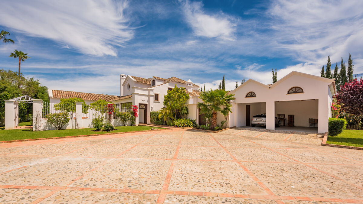 Elegant cortijo-style villa situated a short walking distance to the beach in Guadalmina Baja in San Pedro de Alcantara