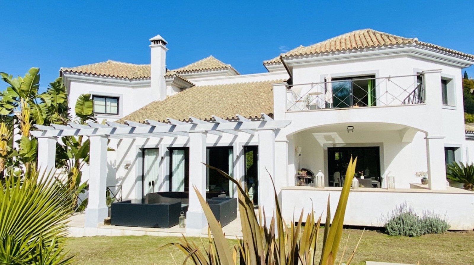 Villa in Andalusische stijl met uitzicht op zee en de bergen in El Madroñal in Benahavis