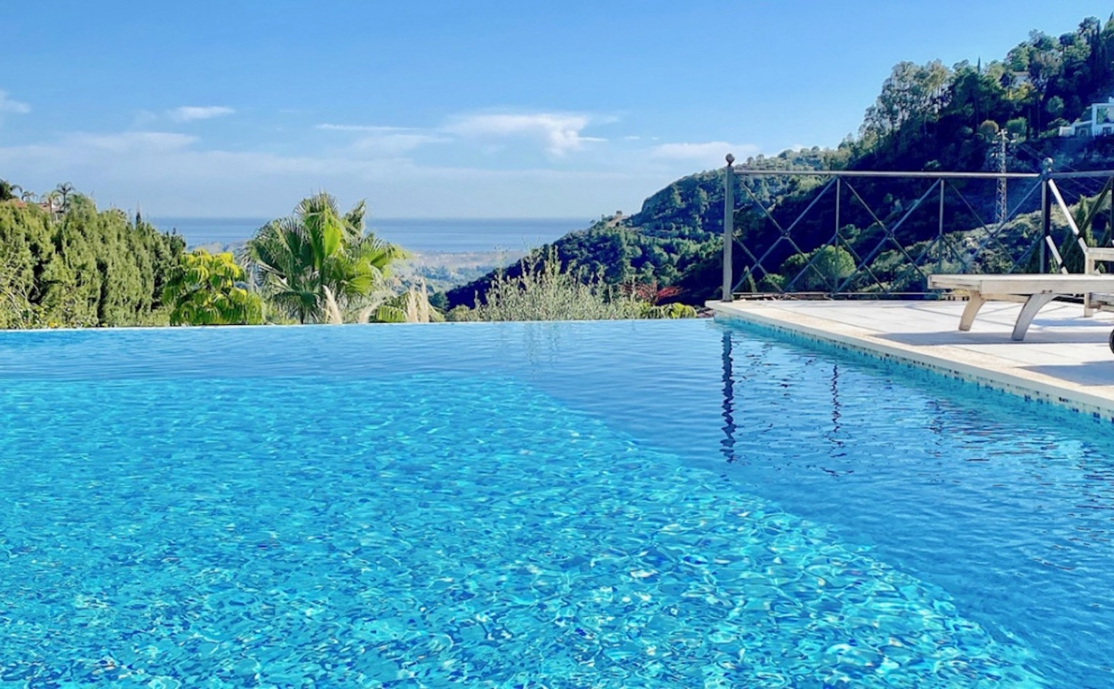 Villa de style andalou avec vue sur la mer et les montagnes à El Madroñal à Benahavis