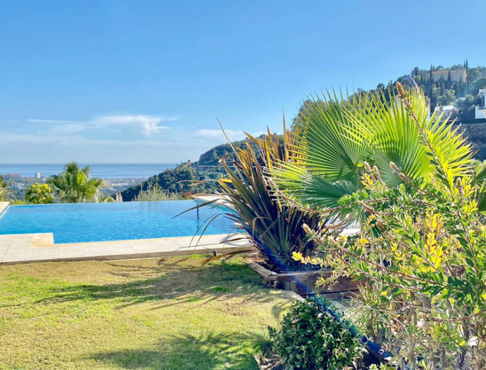 Villa in Andalusische stijl met uitzicht op zee en de bergen in El Madroñal in Benahavis