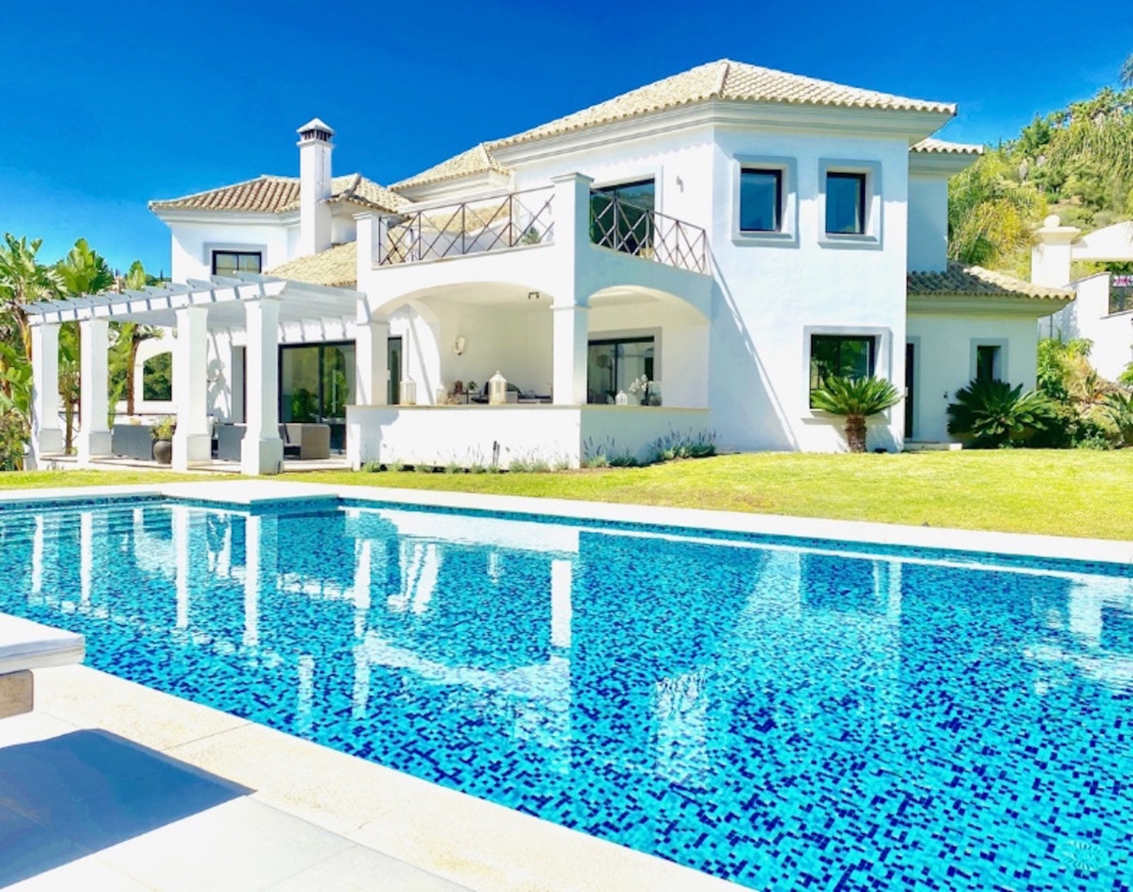 Villa in Andalusische stijl met uitzicht op zee en de bergen in El Madroñal in Benahavis