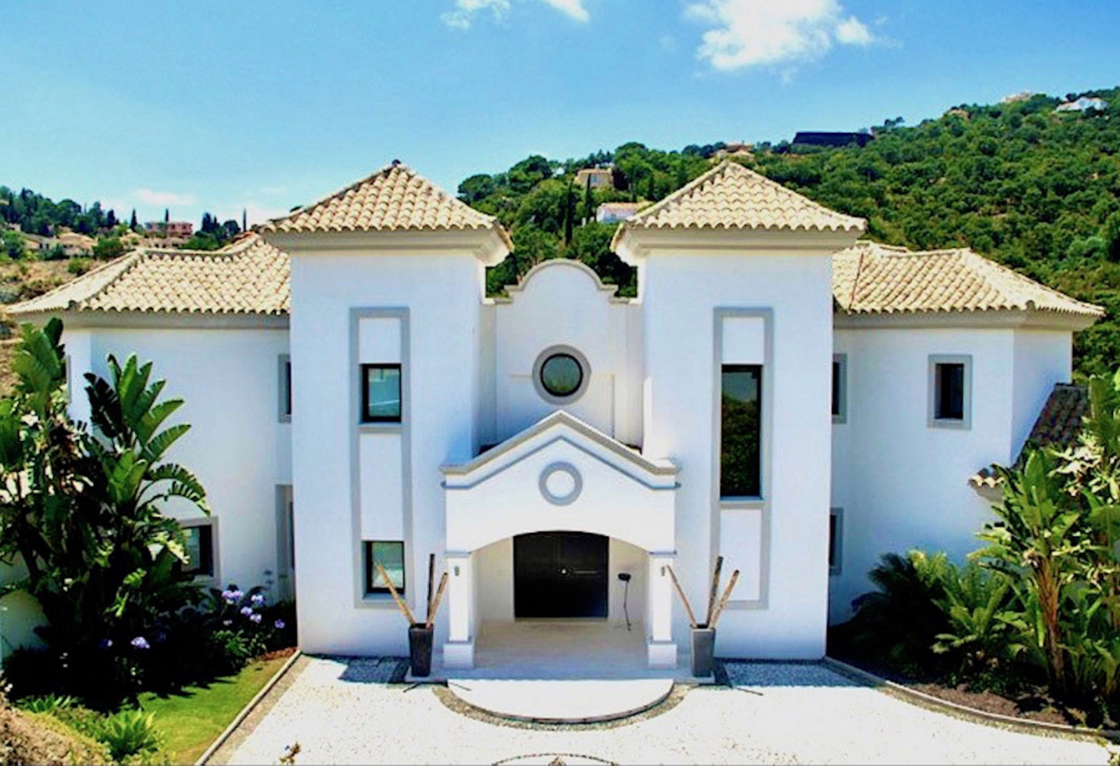 Villa in Andalusische stijl met uitzicht op zee en de bergen in El Madroñal in Benahavis