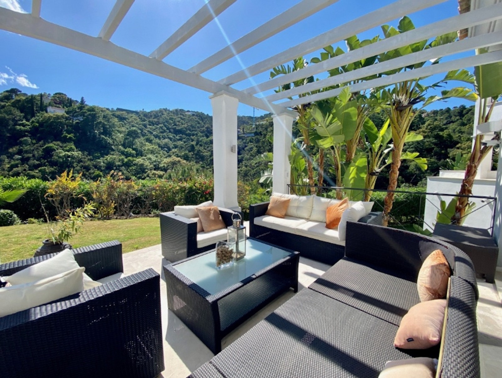 Villa in Andalusische stijl met uitzicht op zee en de bergen in El Madroñal in Benahavis