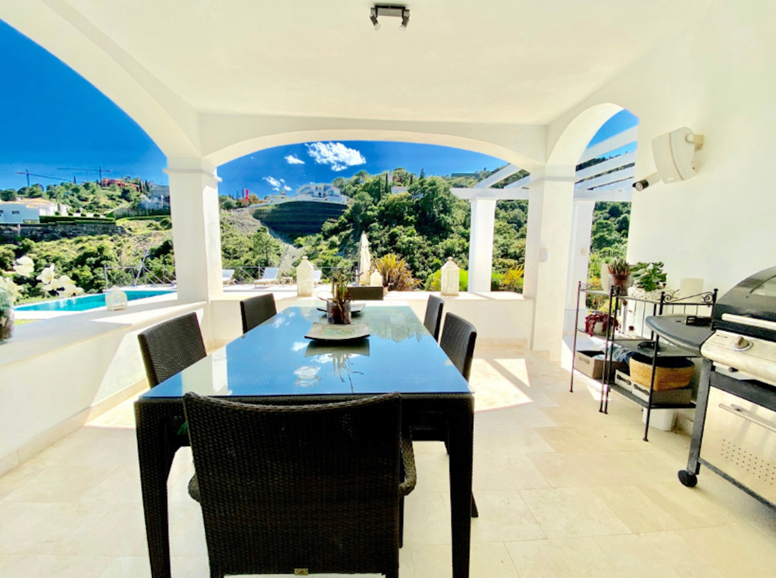 Villa in Andalusische stijl met uitzicht op zee en de bergen in El Madroñal in Benahavis