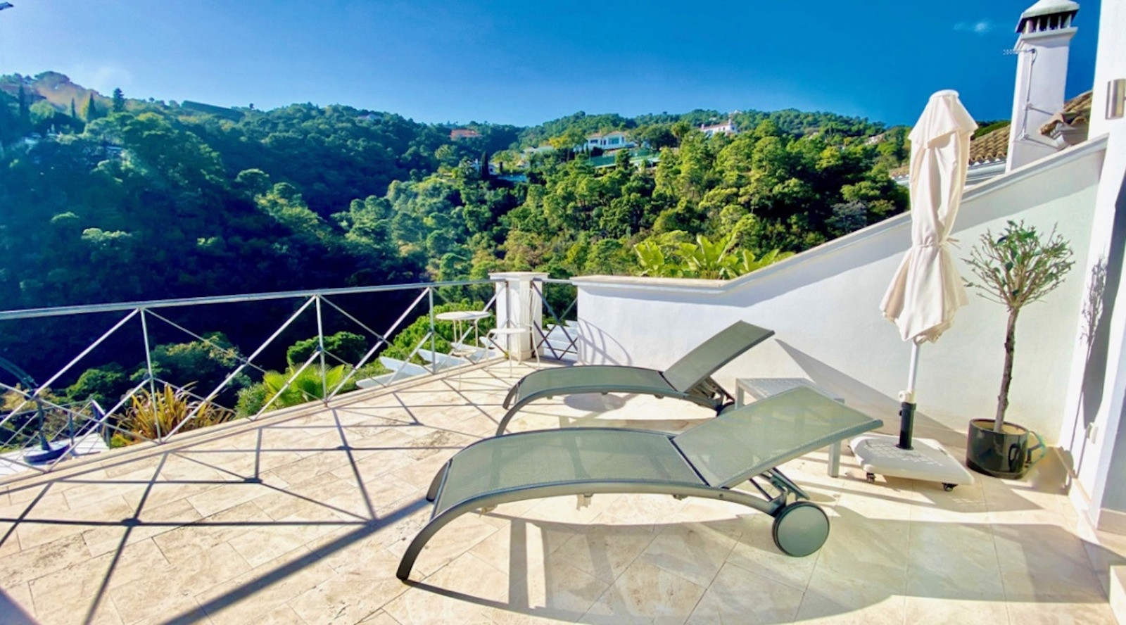 Villa in Andalusische stijl met uitzicht op zee en de bergen in El Madroñal in Benahavis