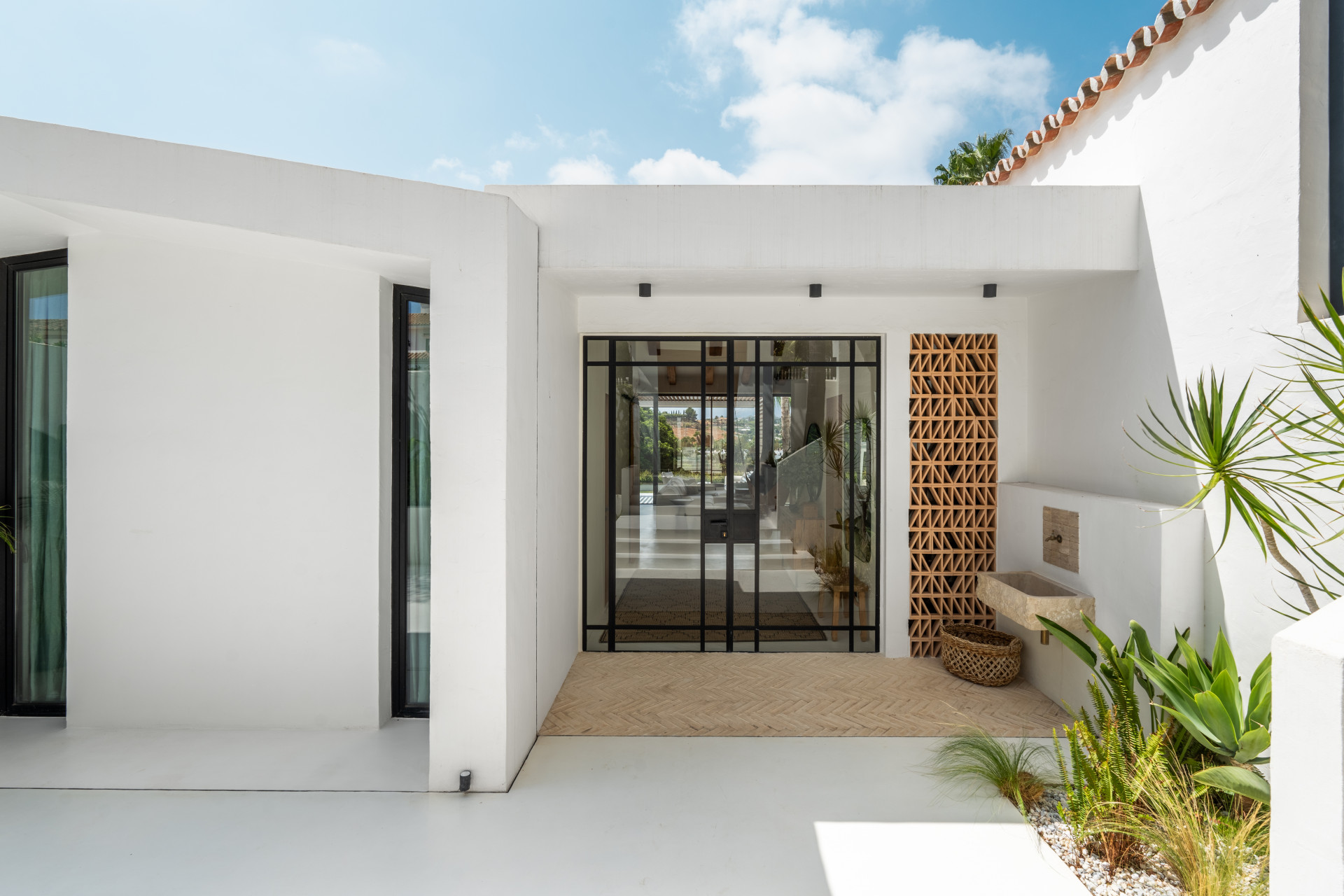 Frontline golf villa in gated community in Nueva Andalucia