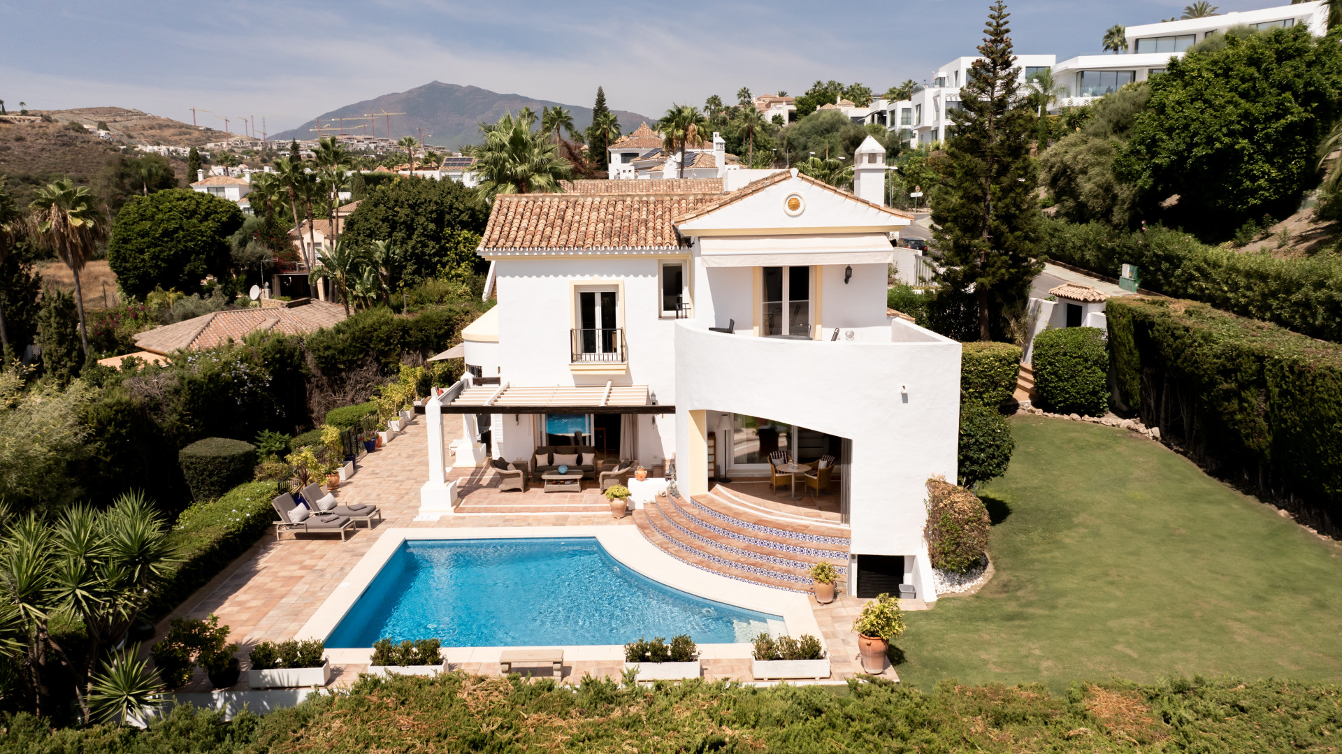 Family Villa in El Paraiso Alto in Benahavis