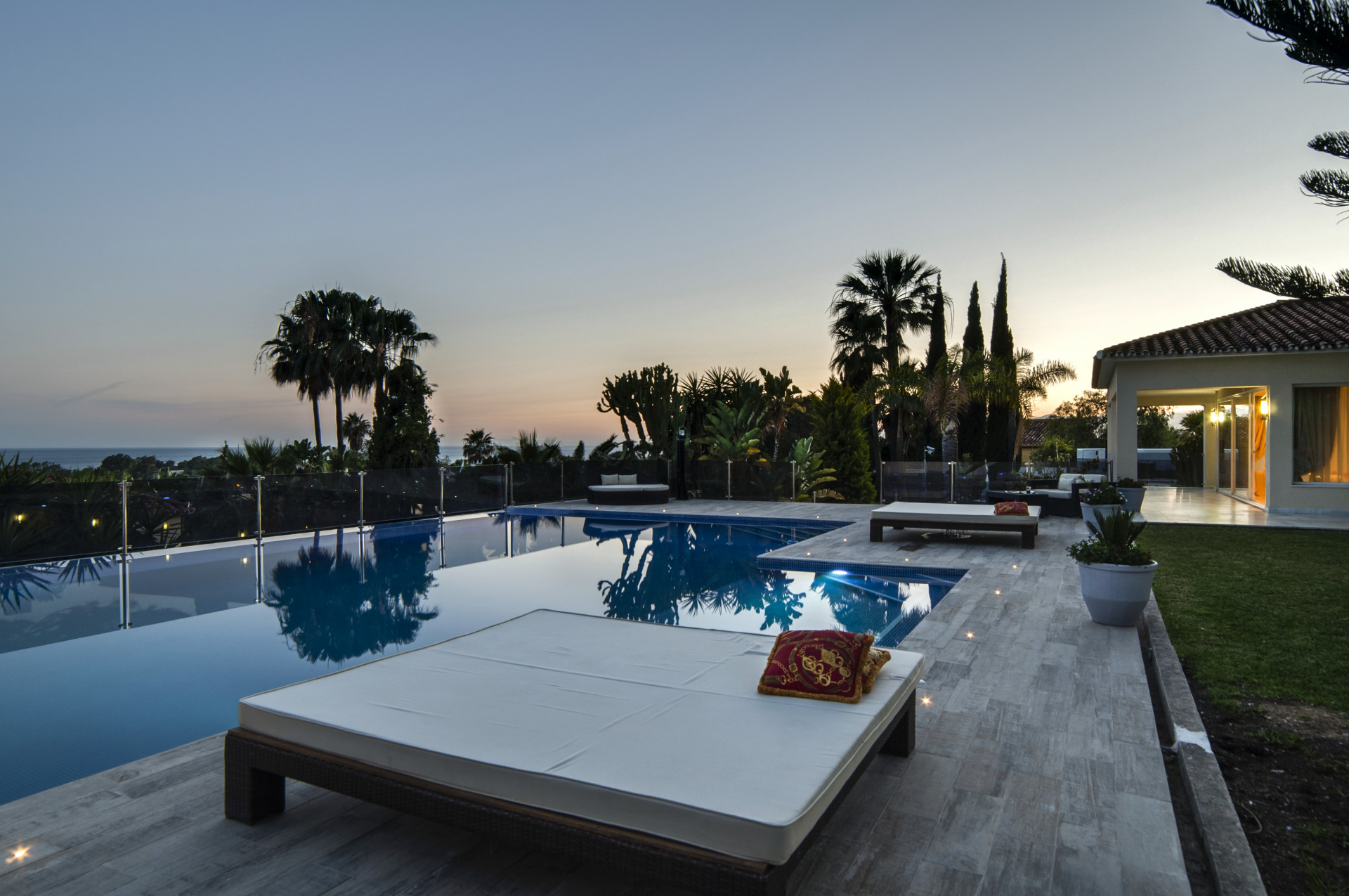 Villa de estilo contemporáneo recientemente reformada en Elviria en Marbella Este